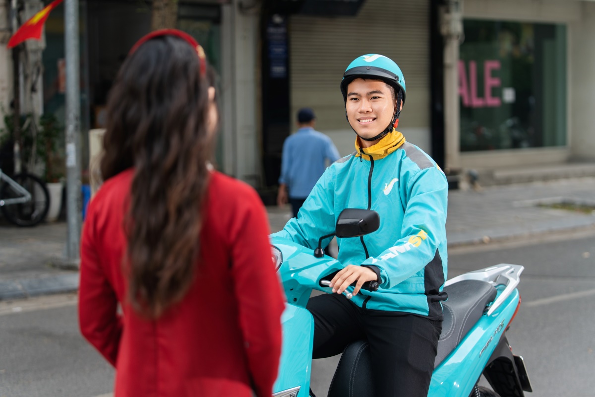Trang phục sạch sẽ, gọn g&agrave;ng của t&agrave;i xế Xanh SM Bike l&agrave; điểm kh&aacute;ch h&agrave;ng đ&aacute;nh gi&aacute; cao