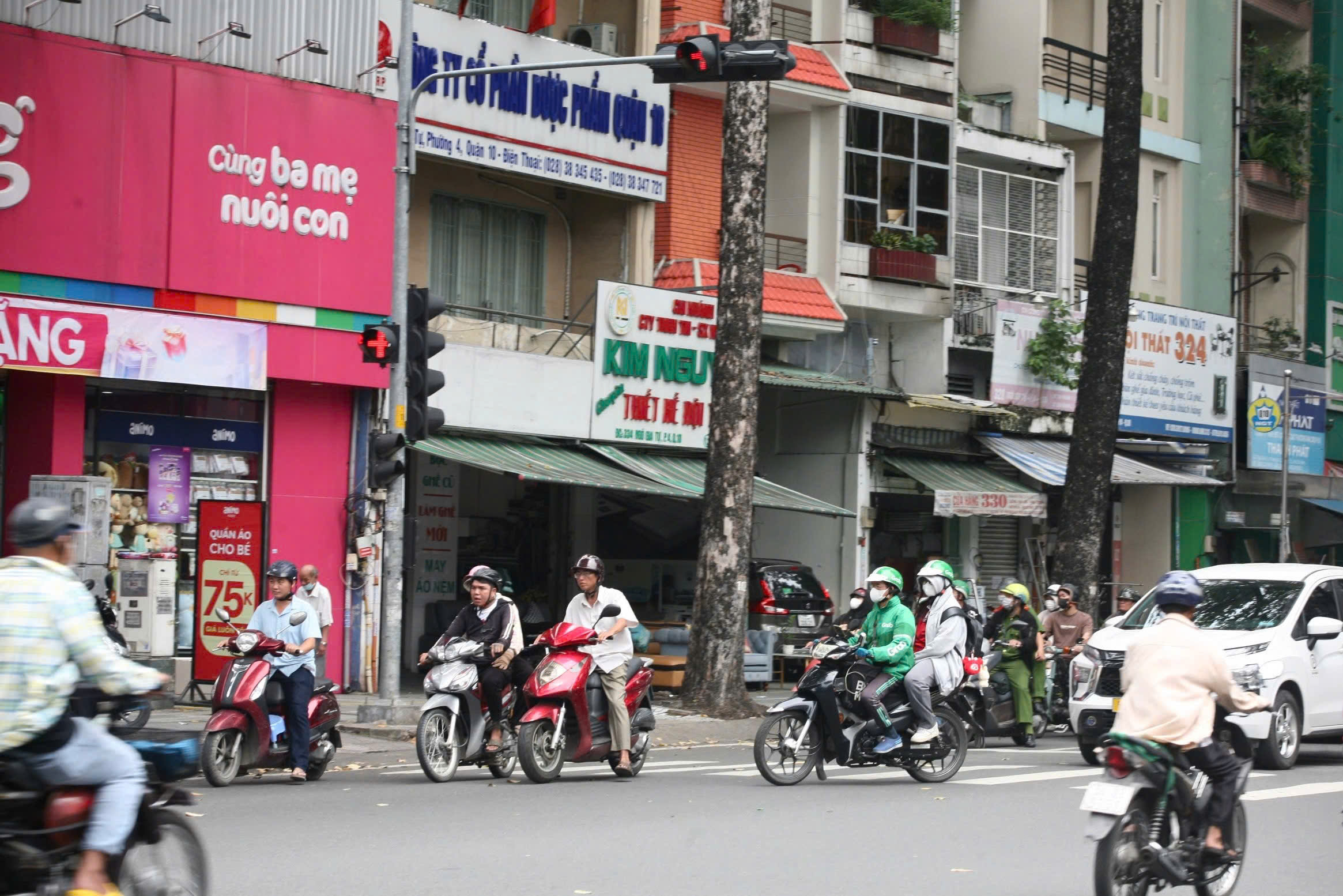 TP HCM: Xe máy, ô tô "làm mưa làm gió" trên đường phố- Ảnh 13.