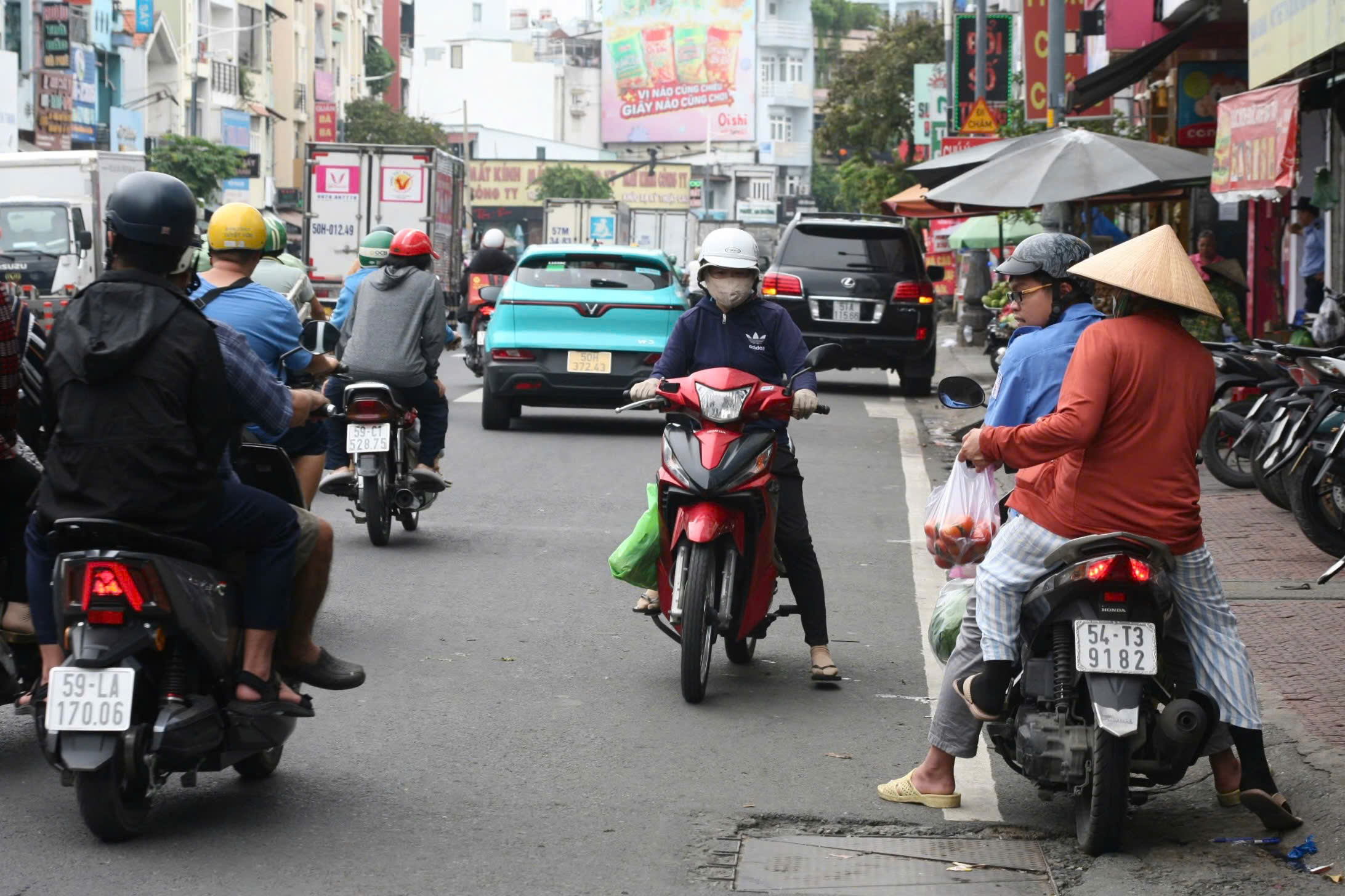 TP HCM: Xe máy, ô tô "làm mưa làm gió" trên đường phố- Ảnh 4.