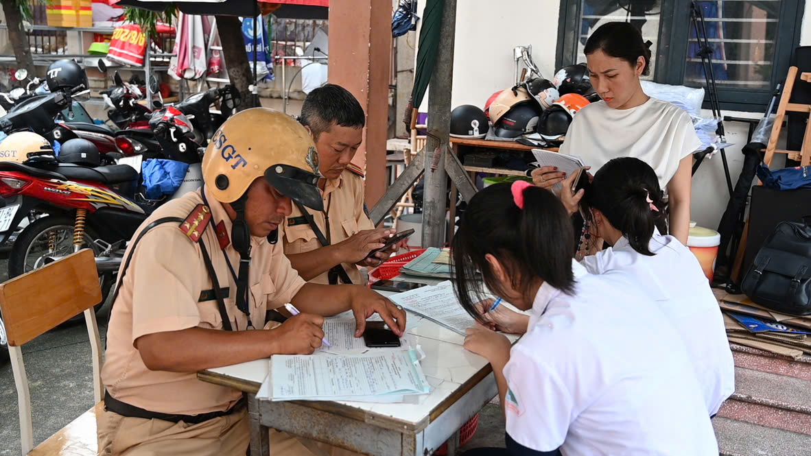 TP HCM: Xe máy, ô tô "làm mưa làm gió" trên đường phố- Ảnh 19.