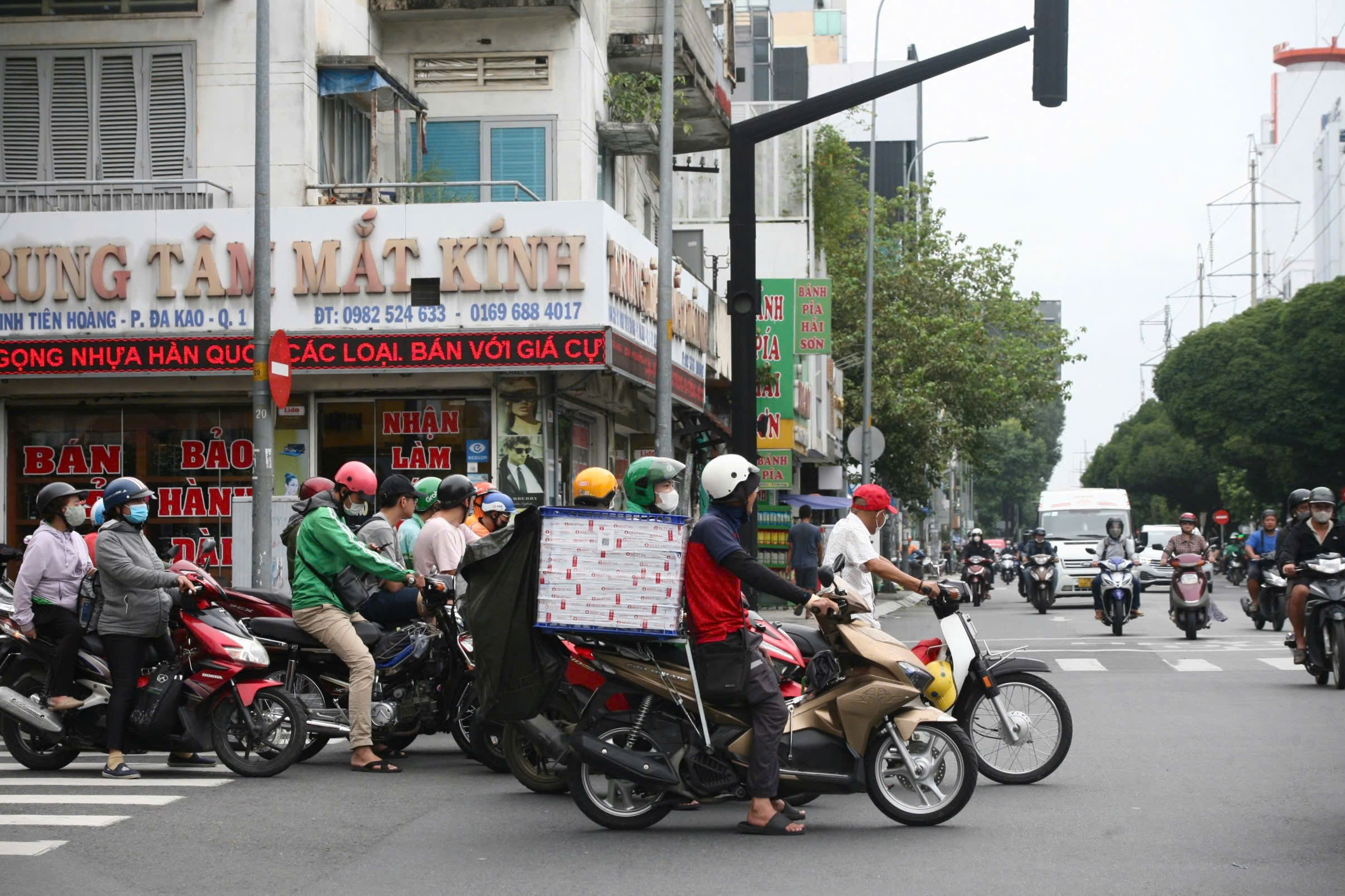 TP HCM: Xe máy, ô tô "làm mưa làm gió" trên đường phố- Ảnh 7.