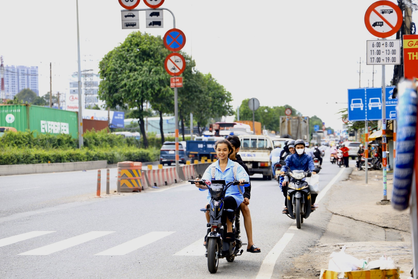 TP HCM: Xe máy, ô tô "làm mưa làm gió" trên đường phố- Ảnh 6.