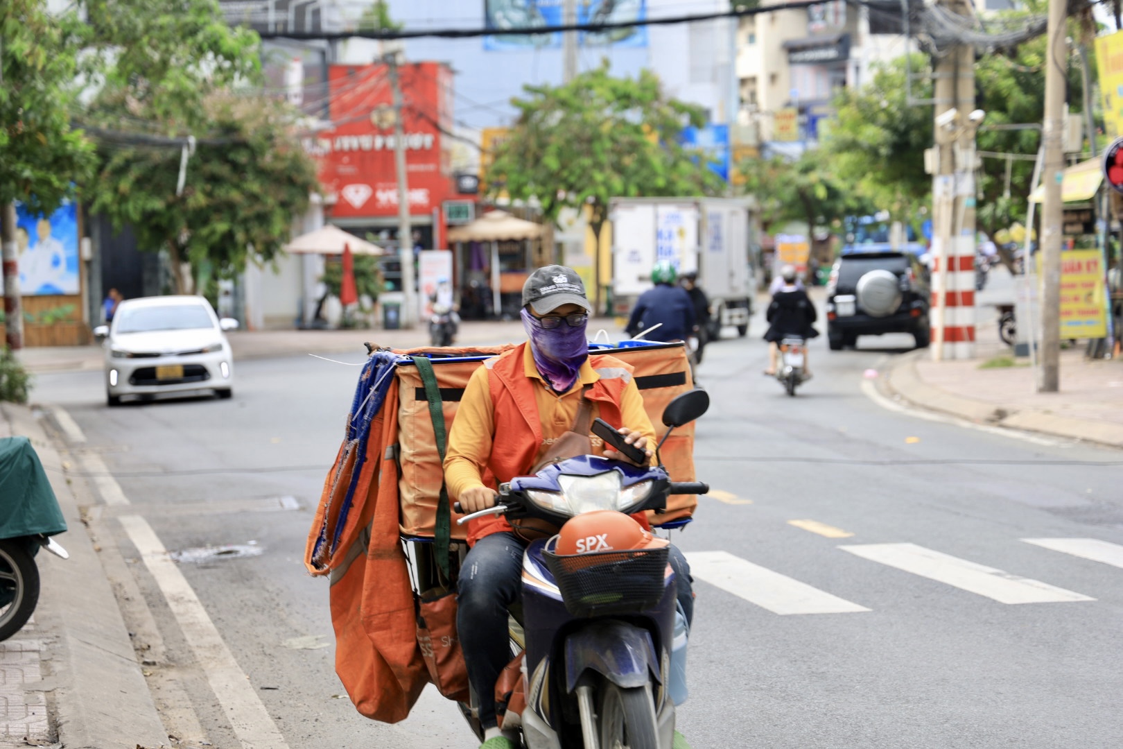 TP HCM: Xe máy, ô tô "làm mưa làm gió" trên đường phố- Ảnh 11.