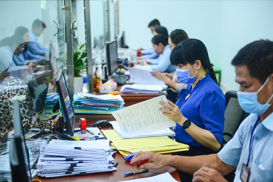 Tối ưu h&oacute;a thủ tục h&agrave;nh ch&iacute;nh l&agrave; một trong những biện ph&aacute;p chống l&atilde;ng ph&iacute; m&agrave; nhiều địa phương đang &aacute;p dụng  Ảnh: HO&Agrave;NG TRIỀU
