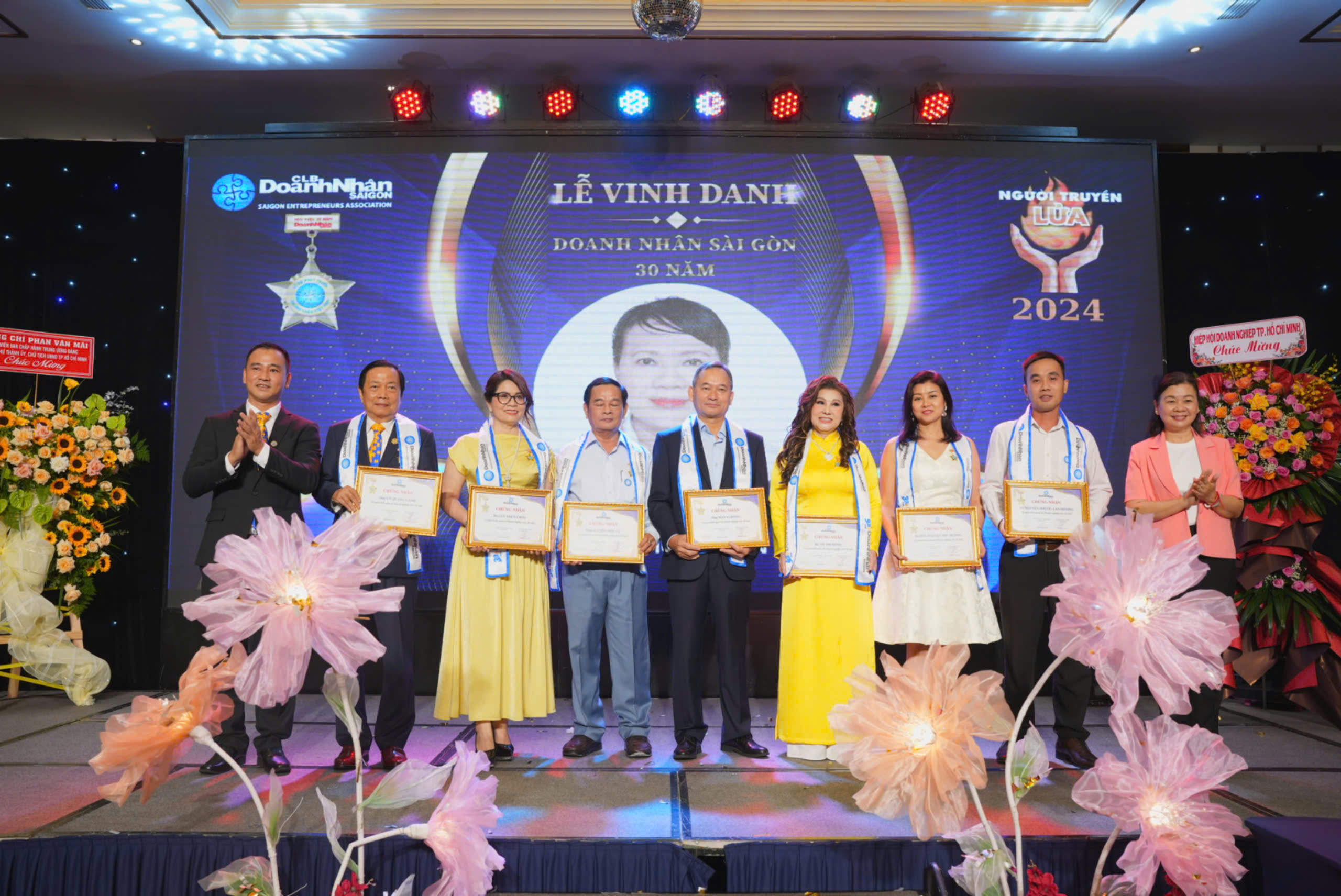 Vinh danh 38 doanh nhân chèo lái doanh nghiệp thành công 20 năm trở lên- Ảnh 1.