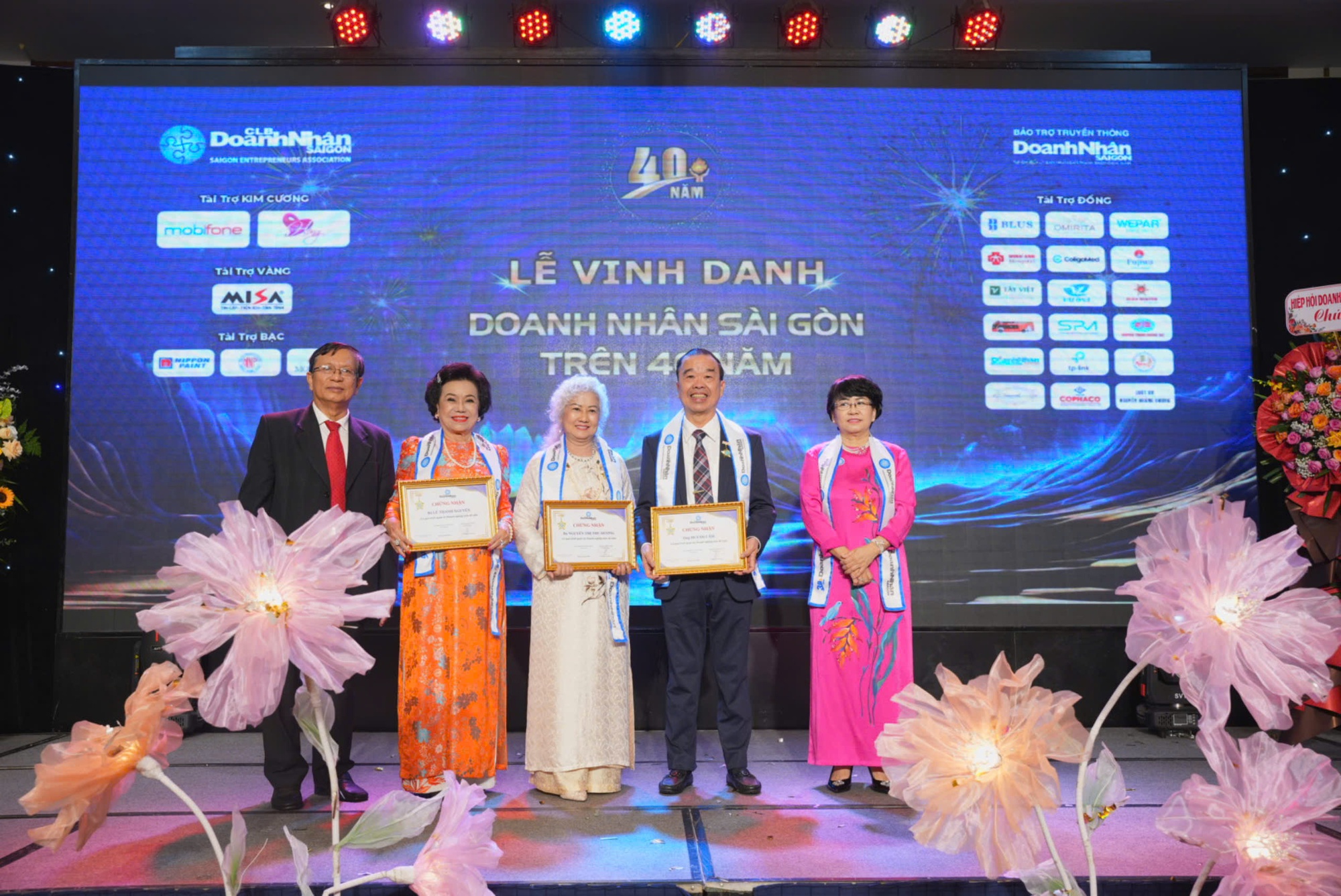 Vinh danh 38 doanh nhân chèo lái doanh nghiệp thành công 20 năm trở lên- Ảnh 2.