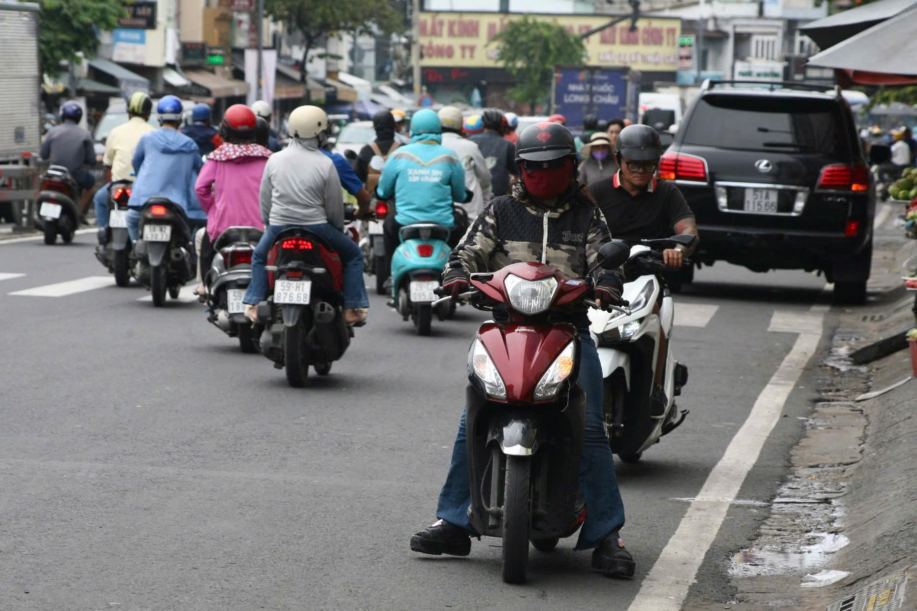 TP HCM: Xe máy, ô tô "làm mưa làm gió" trên đường phố- Ảnh 1.