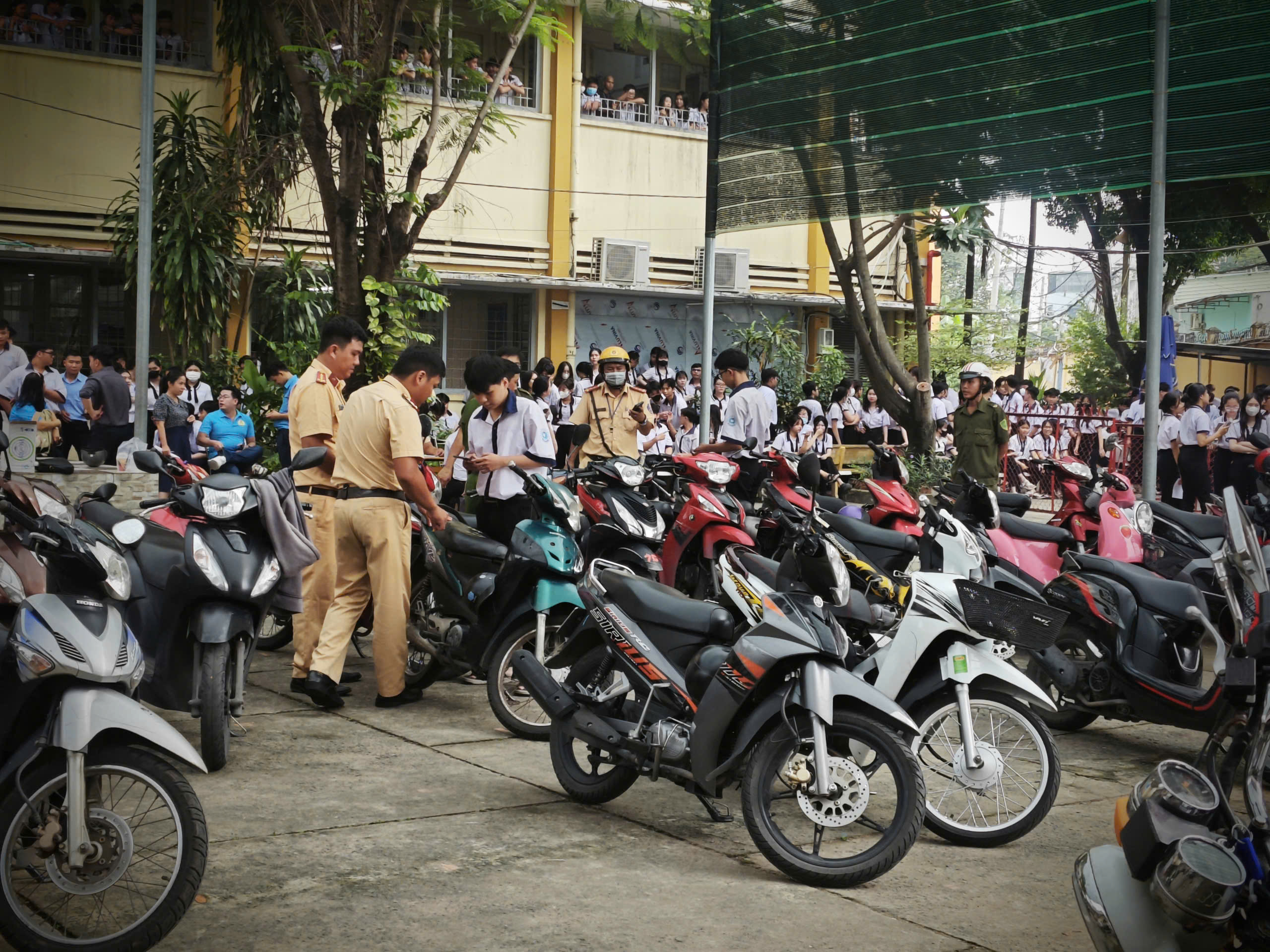 TP HCM: Xe máy, ô tô "làm mưa làm gió" trên đường phố- Ảnh 21.