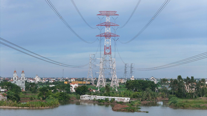 Dự &aacute;n đường d&acirc;y 500 KV mạch 3 ho&agrave;n th&agrave;nh trong thời gian ngắn, gi&uacute;p tr&aacute;nh l&atilde;ng ph&iacute; nguồn lực, th&uacute;c đẩy ph&aacute;t triển kinh tế - x&atilde; hội Ảnh: MINH PHONG