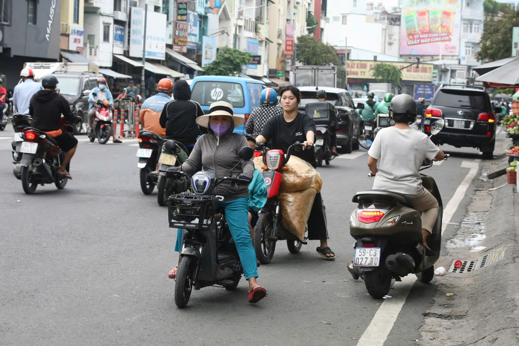 TP HCM: Xe máy, ô tô "làm mưa làm gió" trên đường phố- Ảnh 5.
