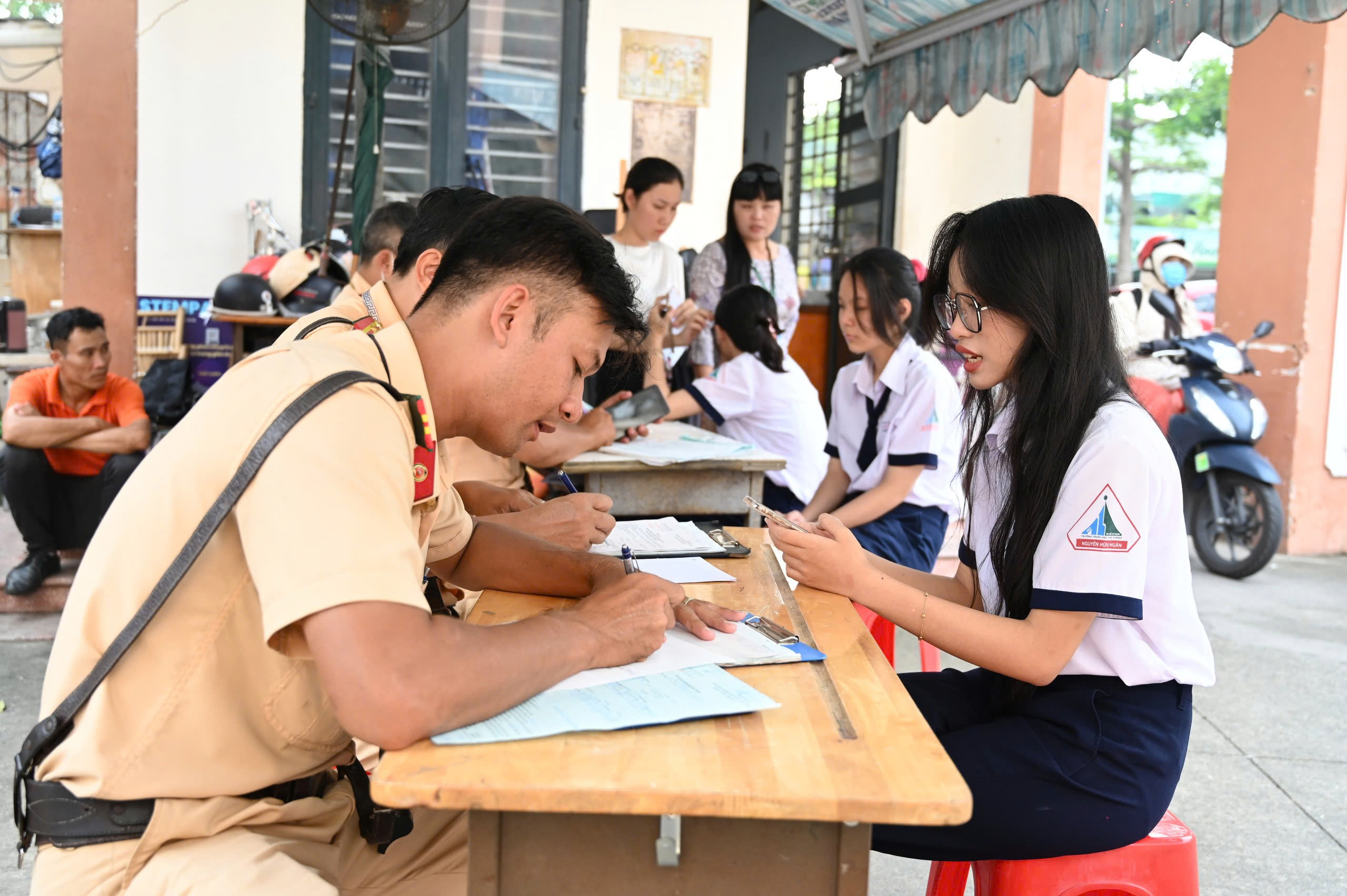 TP HCM: Xe máy, ô tô "làm mưa làm gió" trên đường phố- Ảnh 18.