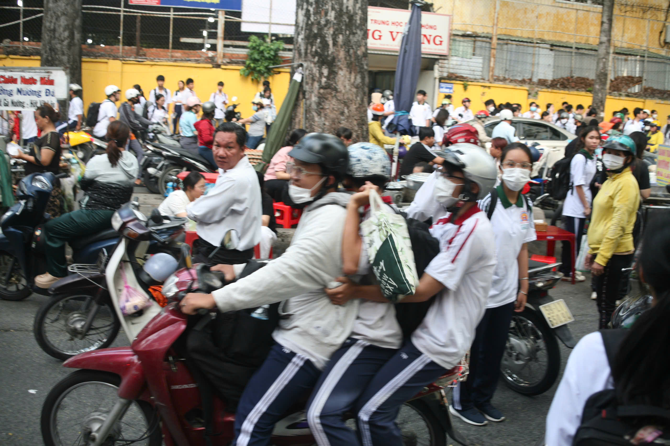 TP HCM: Xe máy, ô tô "làm mưa làm gió" trên đường phố- Ảnh 15.
