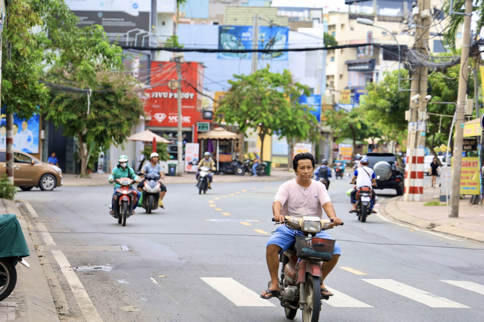 TP HCM: Xe máy, ô tô "làm mưa làm gió" trên đường phố- Ảnh 12.