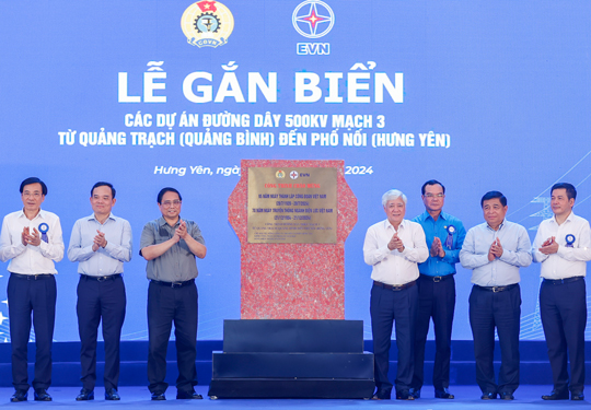 Tại lễ kh&aacute;nh th&agrave;nh, Thủ tướng Phạm Minh Ch&iacute;nh đ&aacute;nh gi&aacute; dự &aacute;n đường d&acirc;y 500 KV mạch 3 đ&aacute;p ứng được tất cả y&ecirc;u cầu đề ra  Ảnh: MINH PHONG