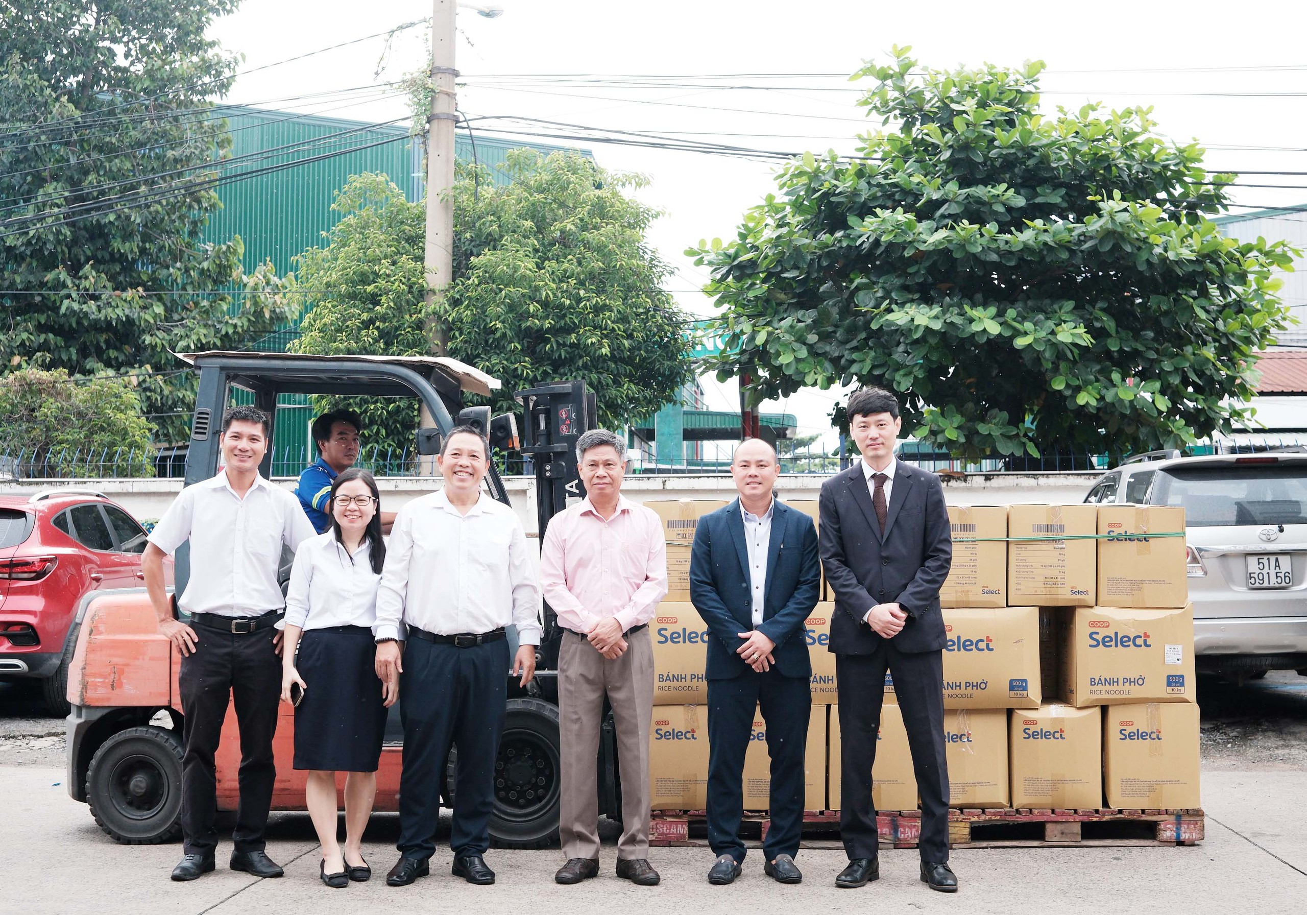 Đo&agrave;n đại biểu Saigon Co.op c&ugrave;ng đối t&aacute;c chụp h&igrave;nh lưu niệm trước khi xuất h&agrave;ng sang thị trường Mỹ