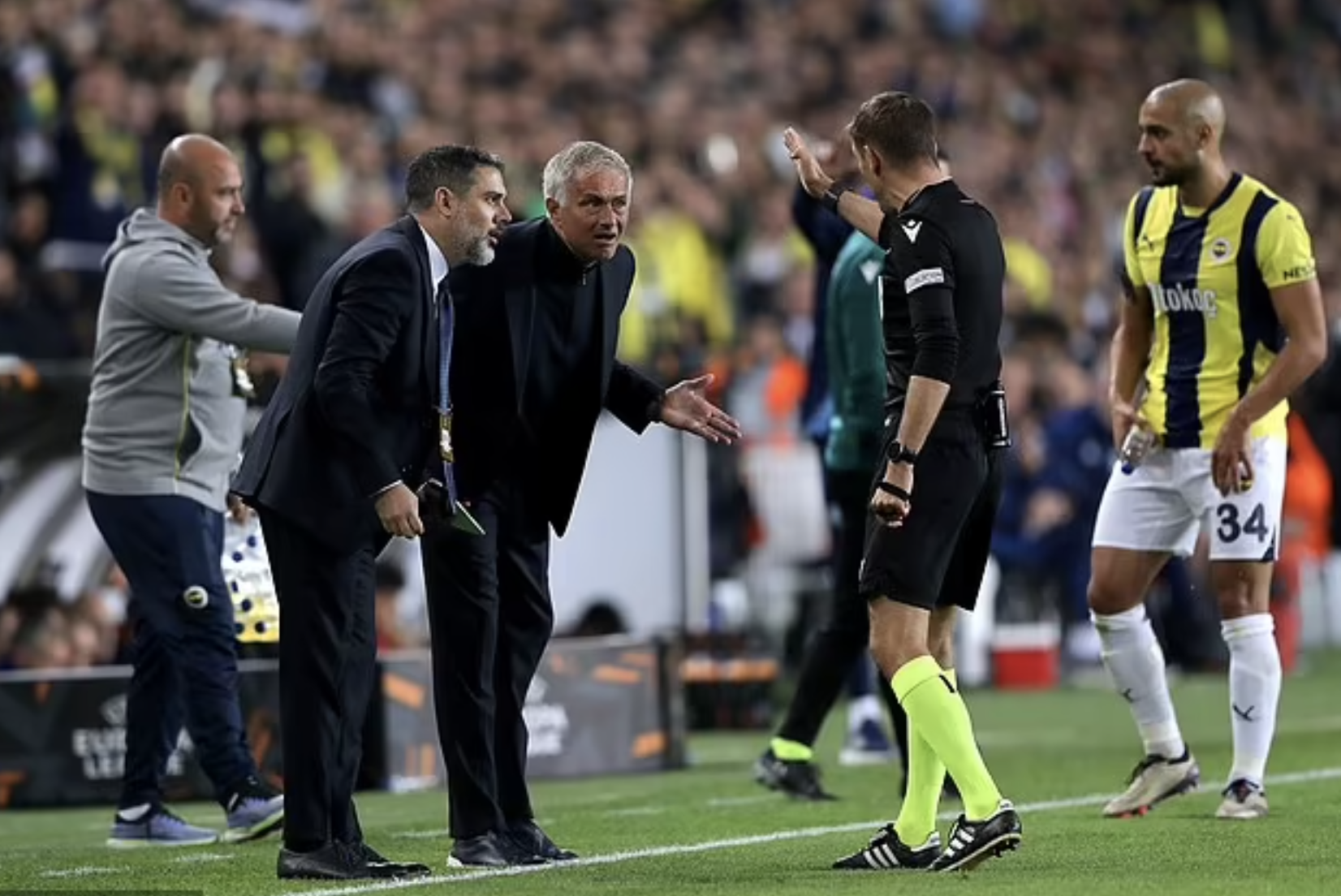 HLV Mourinho bị thẻ đỏ, Fenerbahce vẫn gieo sầu cho Man United- Ảnh 4.