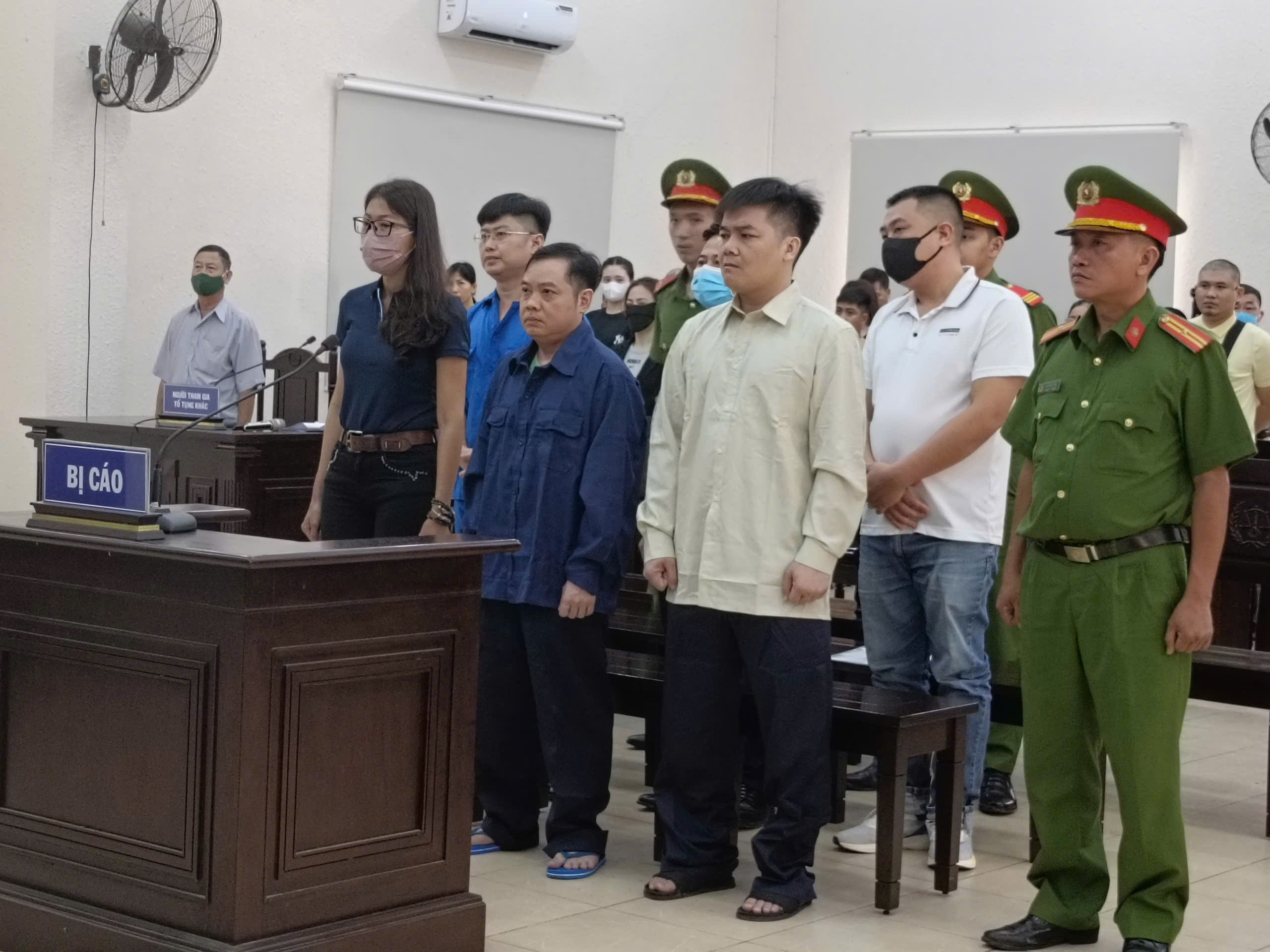 H&igrave;nh ảnh x&eacute;t xử vụ &aacute;n ch&aacute;y qu&aacute;n karaoke An Ph&uacute; khiến 32 người chết- Ảnh 2.