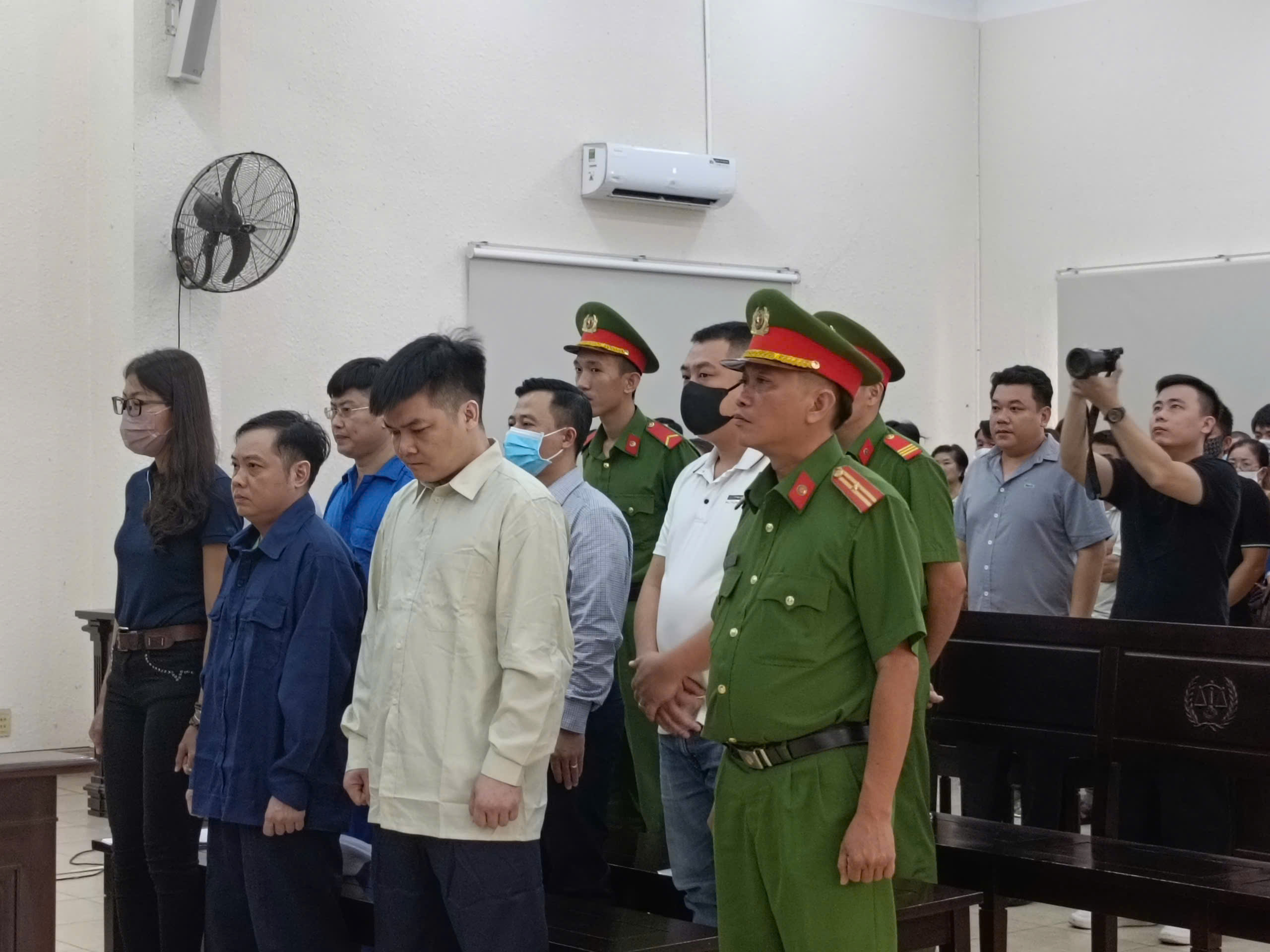 H&igrave;nh ảnh x&eacute;t xử vụ &aacute;n ch&aacute;y qu&aacute;n karaoke An Ph&uacute; khiến 32 người chết- Ảnh 1.