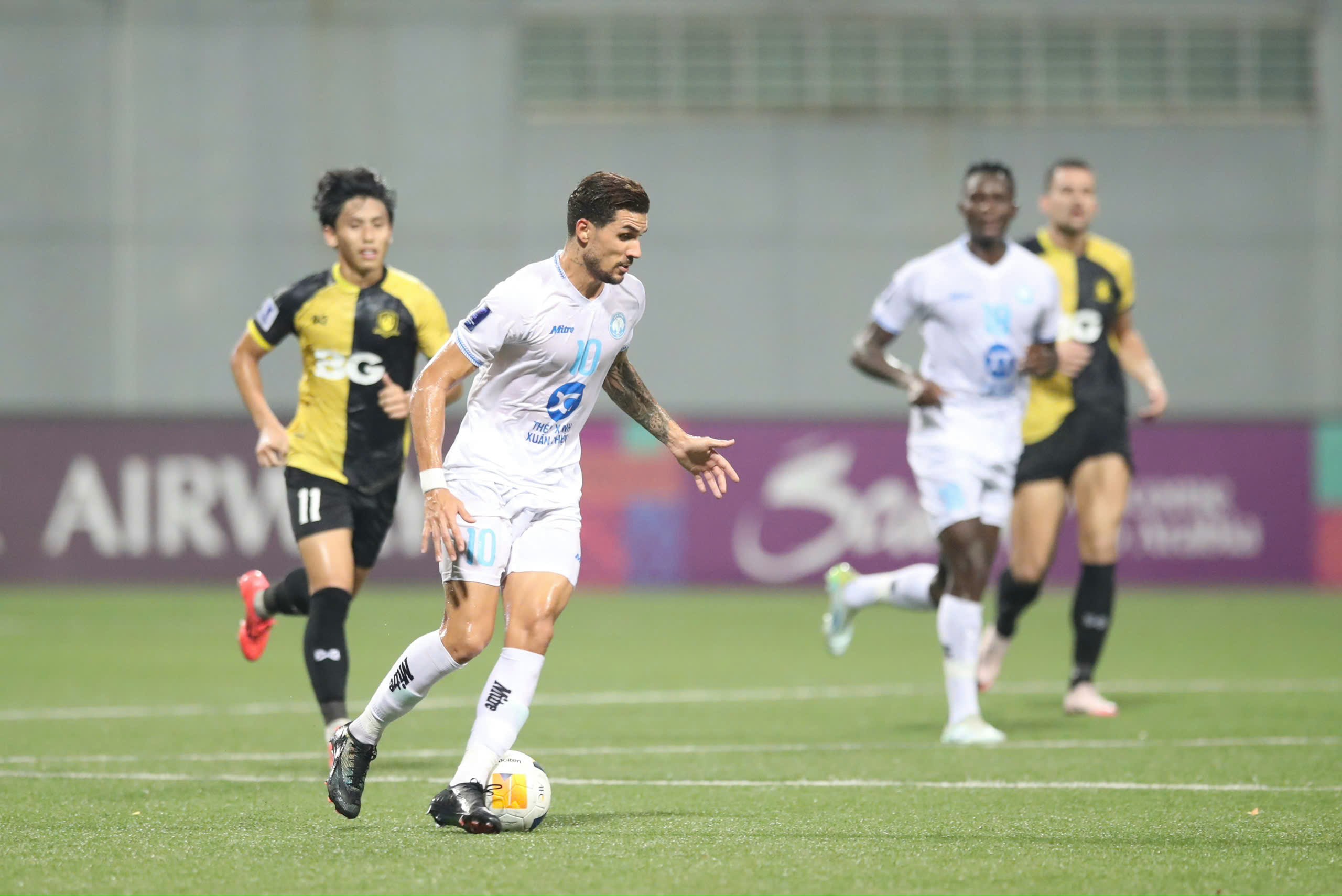 ĐKVĐ V-League cầm hòa đội bóng của Singapore- Ảnh 5.
