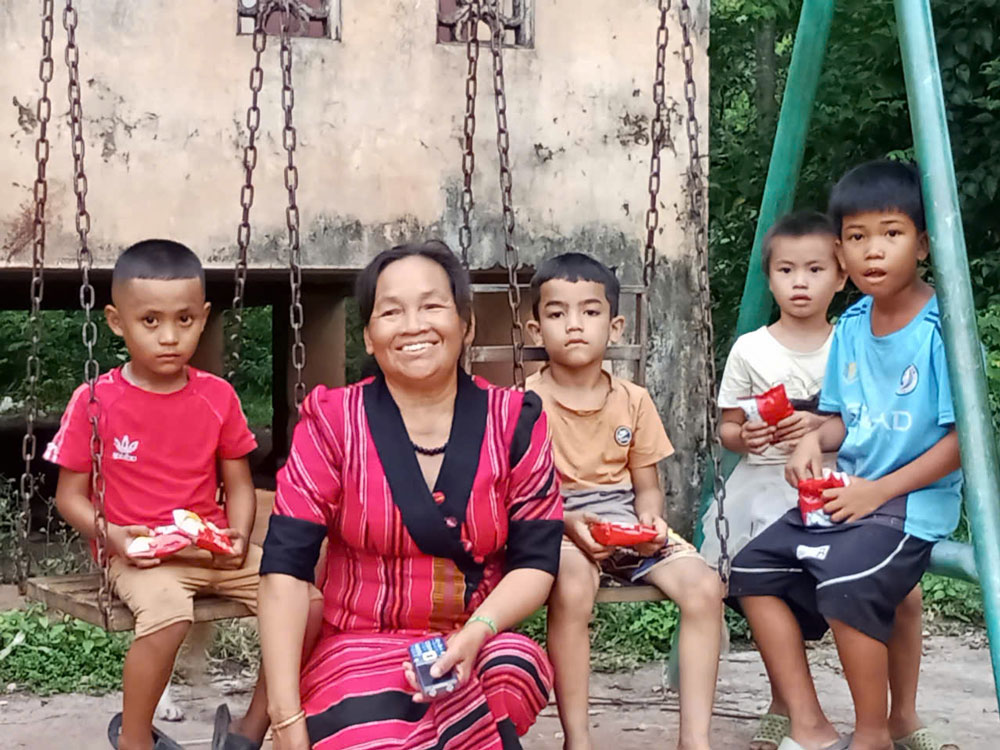 B&agrave; Kăn Ling qu&acirc;y quần b&ecirc;n bọn trẻ bản l&agrave;ng Pa K&ocirc;