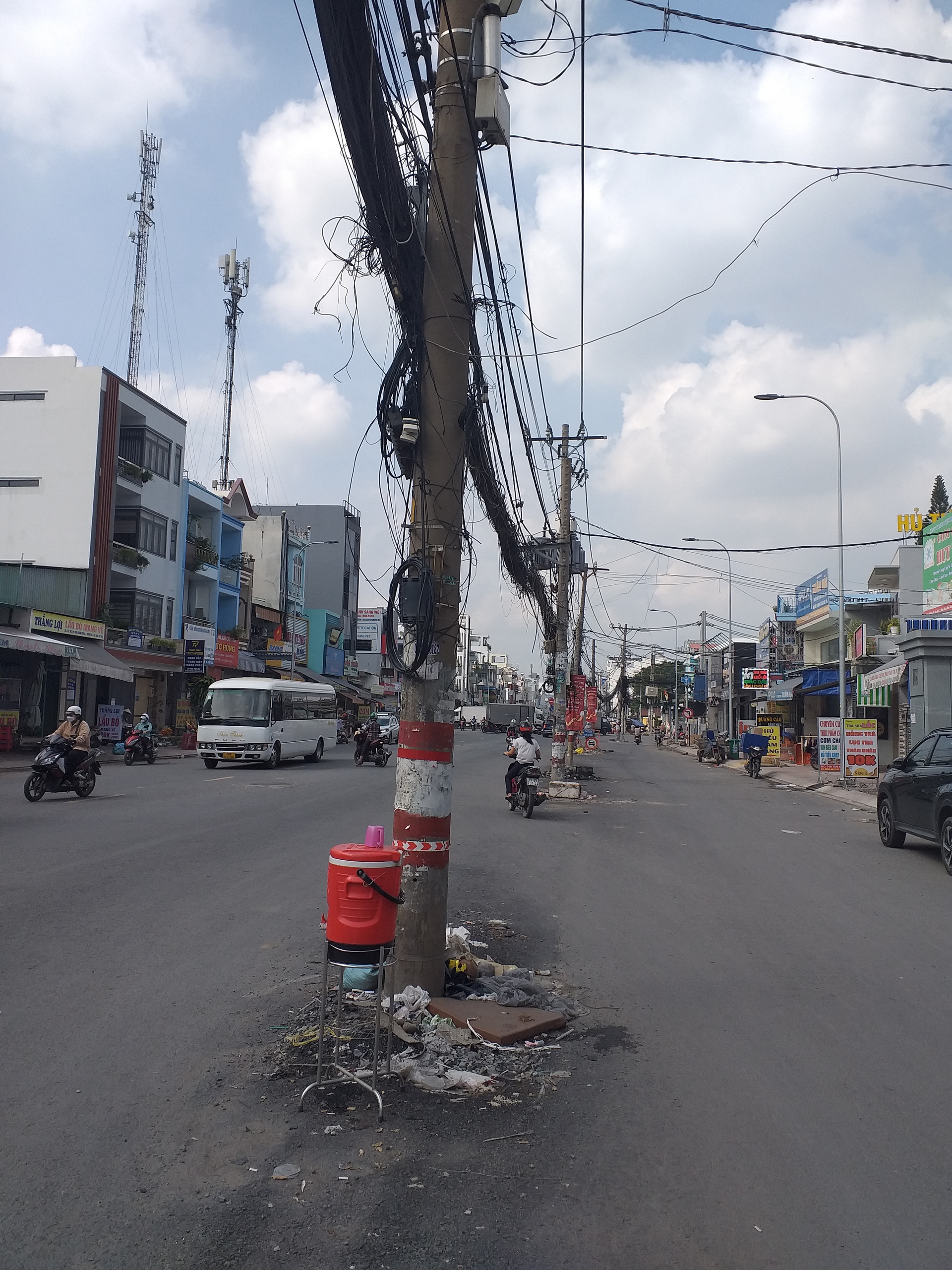 Hàng cột điện giữa đường- Ảnh 1.
