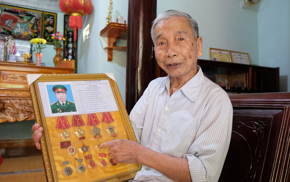 &Ocirc;ng Trần Văn Ấm lưu giữ nhiều hu&acirc;n chương, huy chương trong những năm th&aacute;ng sống v&agrave; l&agrave;m việc tr&ecirc;n đất Bắc. Ảnh: THANH TUẤN