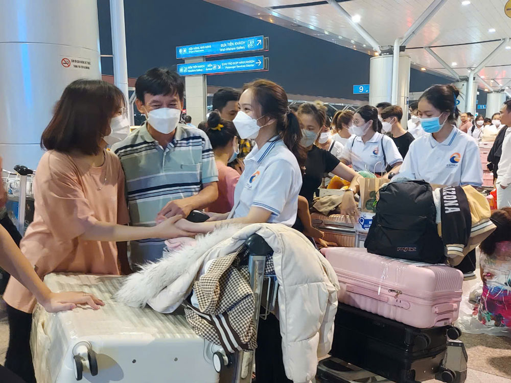Người lao động chia tay người th&acirc;n tại s&acirc;n bay T&acirc;n Sơn Nhất (TP HCM) trước khi sang Nhật Bản l&agrave;m việc