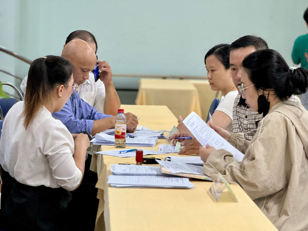 Người lao động tại TP HCM l&agrave;m thủ tục hưởng bảo hiểm thất nghiệp. Ảnh: HUỲNH NHƯ
