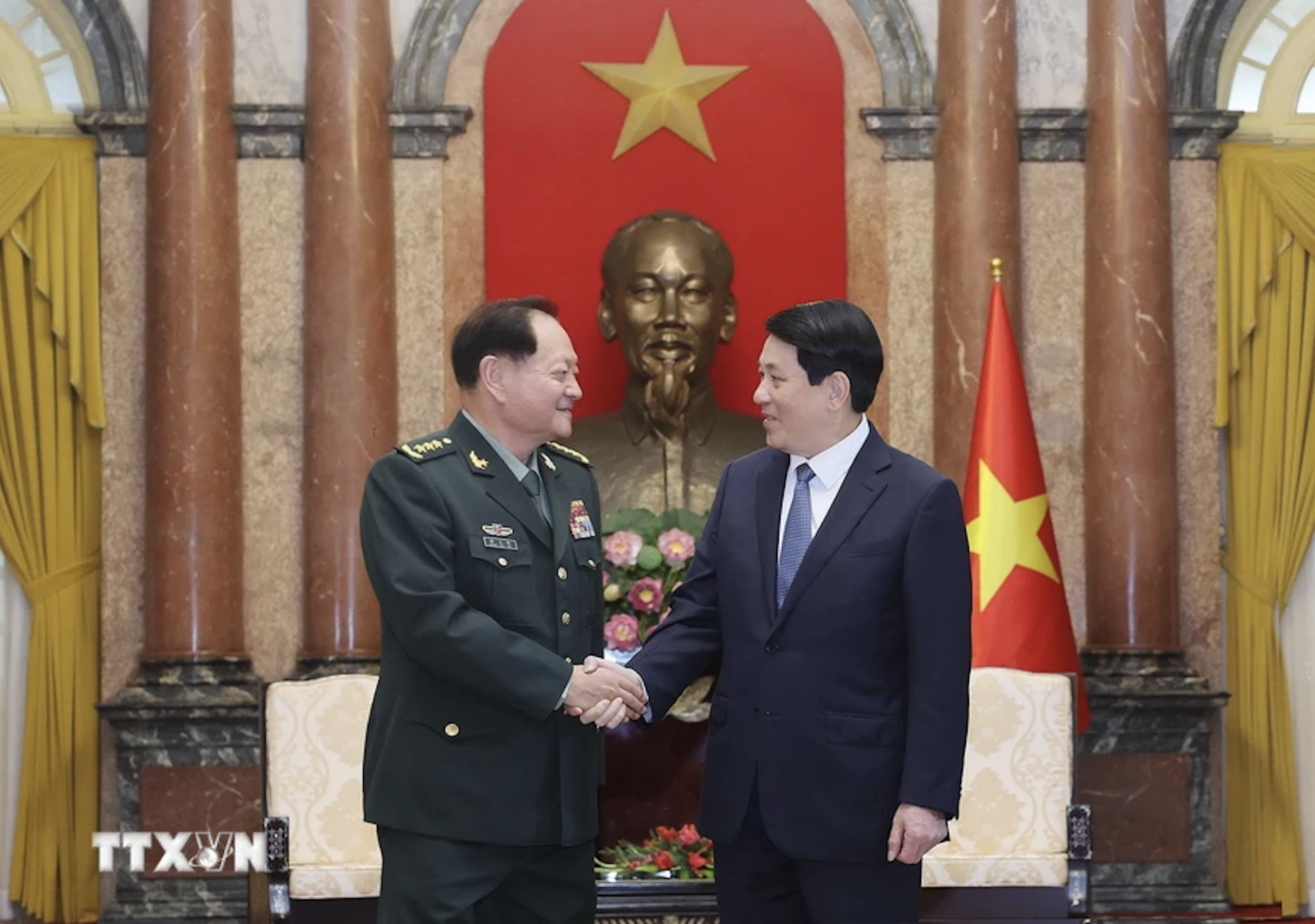 Chủ tịch nước Lương Cường tiếp Ph&oacute; Chủ tịch Qu&acirc;n ủy Trung ương Trung Quốc- Ảnh 1.