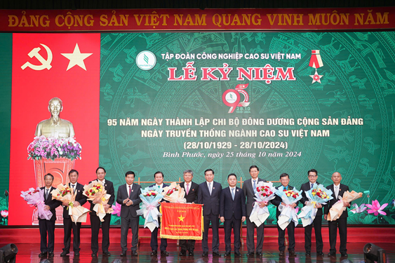 L&atilde;nh đạo tỉnh B&igrave;nh Phước tặng cờ lưu niệm v&agrave; hoa cho tập thể, c&aacute; nh&acirc;n ti&ecirc;u biểu
