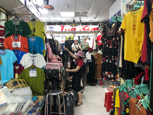 Kinh doanh h&agrave;ng may mặc tại c&aacute;c chợ kh&ocirc;ng cạnh tranh lại h&agrave;ng gi&aacute; rẻ từ Trung Quốc