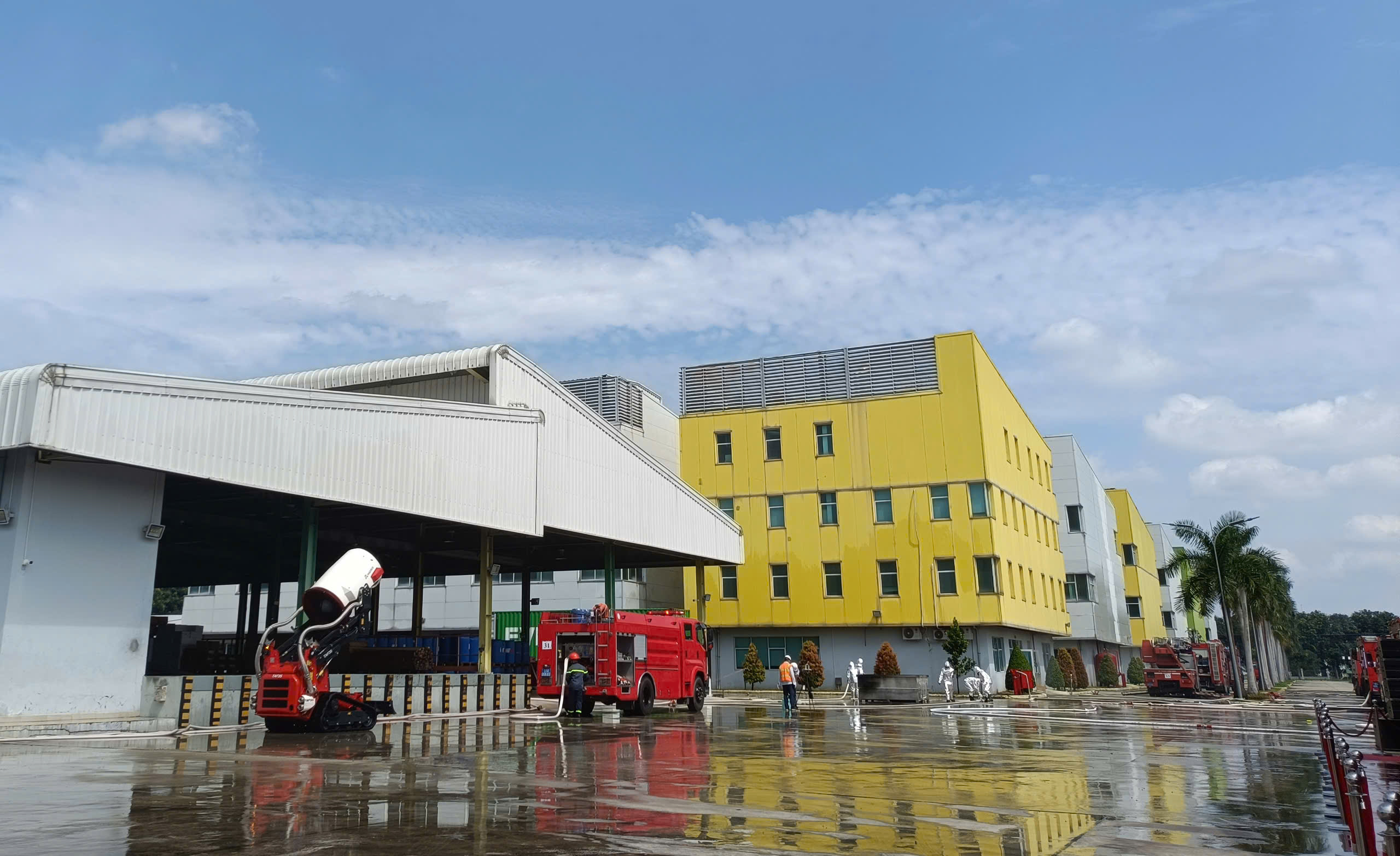 Cận cảnh buổi diễn tập sự cố cháy nổ hóa chất tại doanh nghiệp ở Bình Dương- Ảnh 8.