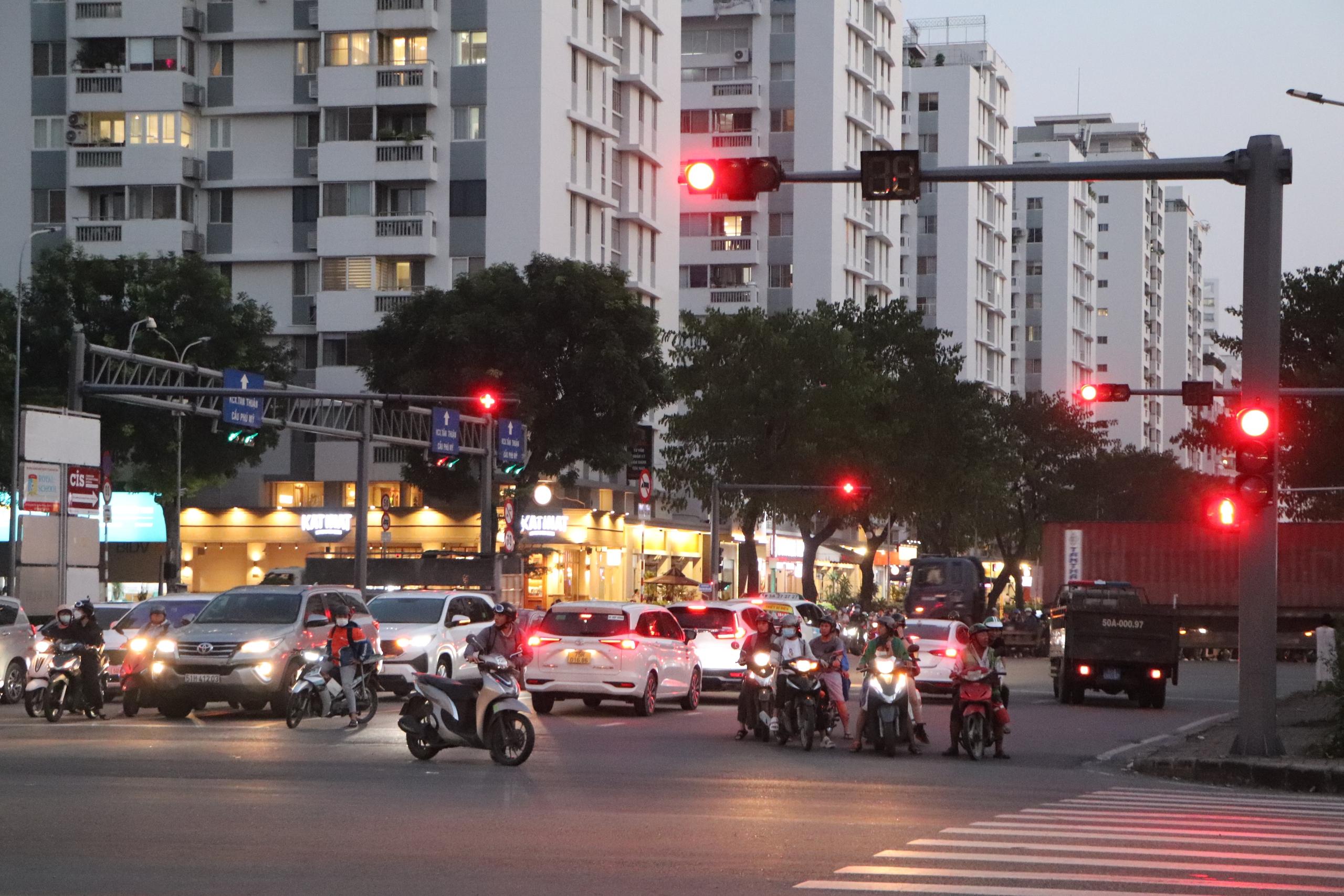 TP HCM: Lý do cả trăm người đi ngược chiều ở quận 7- Ảnh 3.