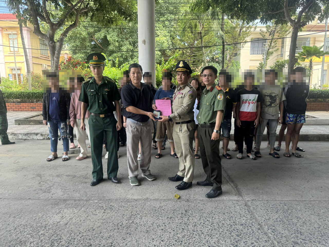 Ph&aacute;t hiện 3 đối tượng truy n&atilde; nguy hiểm từ ph&iacute;a Campuchia b&agrave;n giao- Ảnh 1.