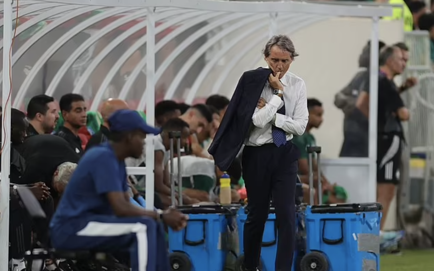 Ả Rập Saudi thi đấu kém cỏi, Roberto Mancini bị cách chức HLV trưởng- Ảnh 1.