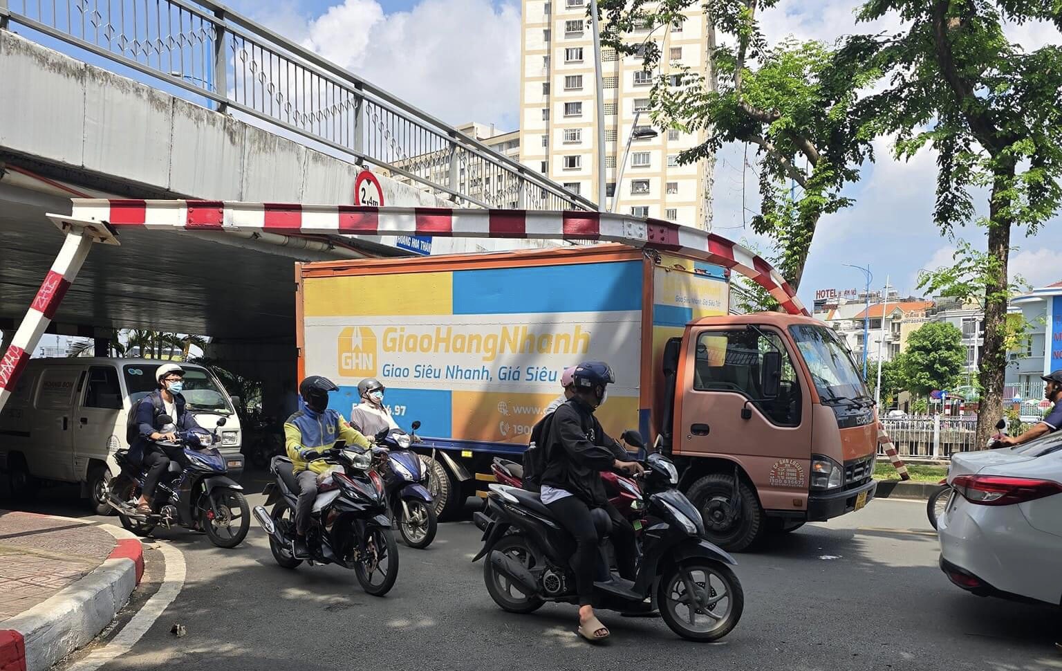 TP HCM: Xe tải mắc kẹt dưới gầm cầu Hoàng Hoa Thám- Ảnh 1.