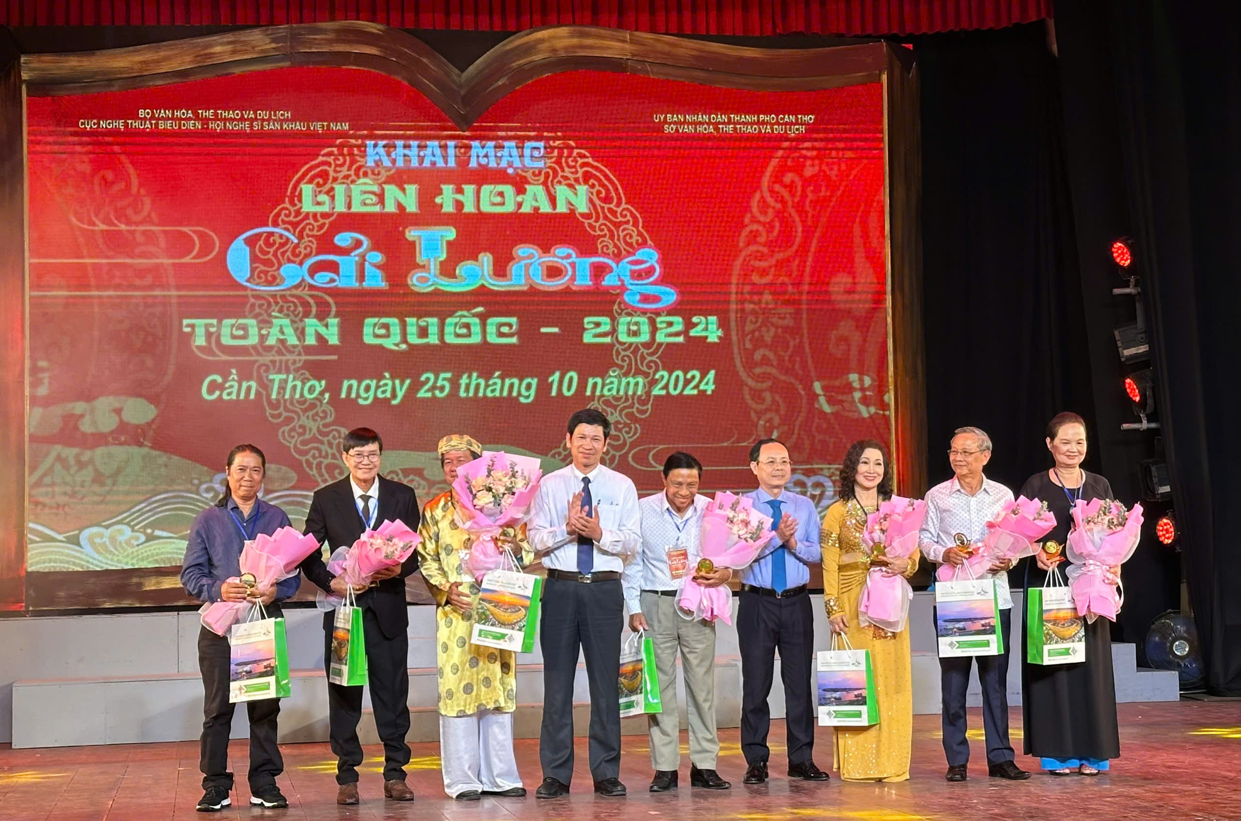 NSND Thanh Điền, nh&agrave; văn B&iacute;ch Ng&acirc;n ngồi ghế n&oacute;ng Hội đồng nghệ thuật cải lương- Ảnh 1.