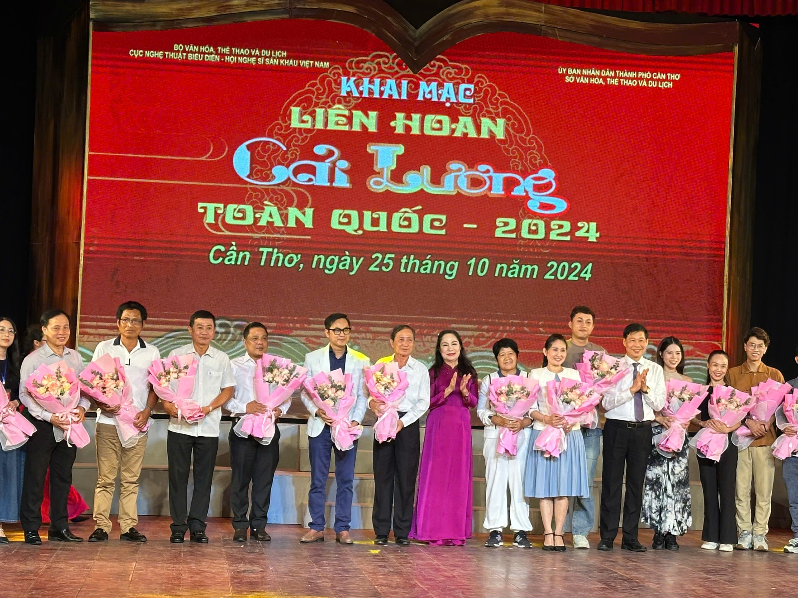 NSND Thanh Điền, nh&agrave; văn B&iacute;ch Ng&acirc;n ngồi ghế n&oacute;ng Hội đồng nghệ thuật cải lương- Ảnh 5.