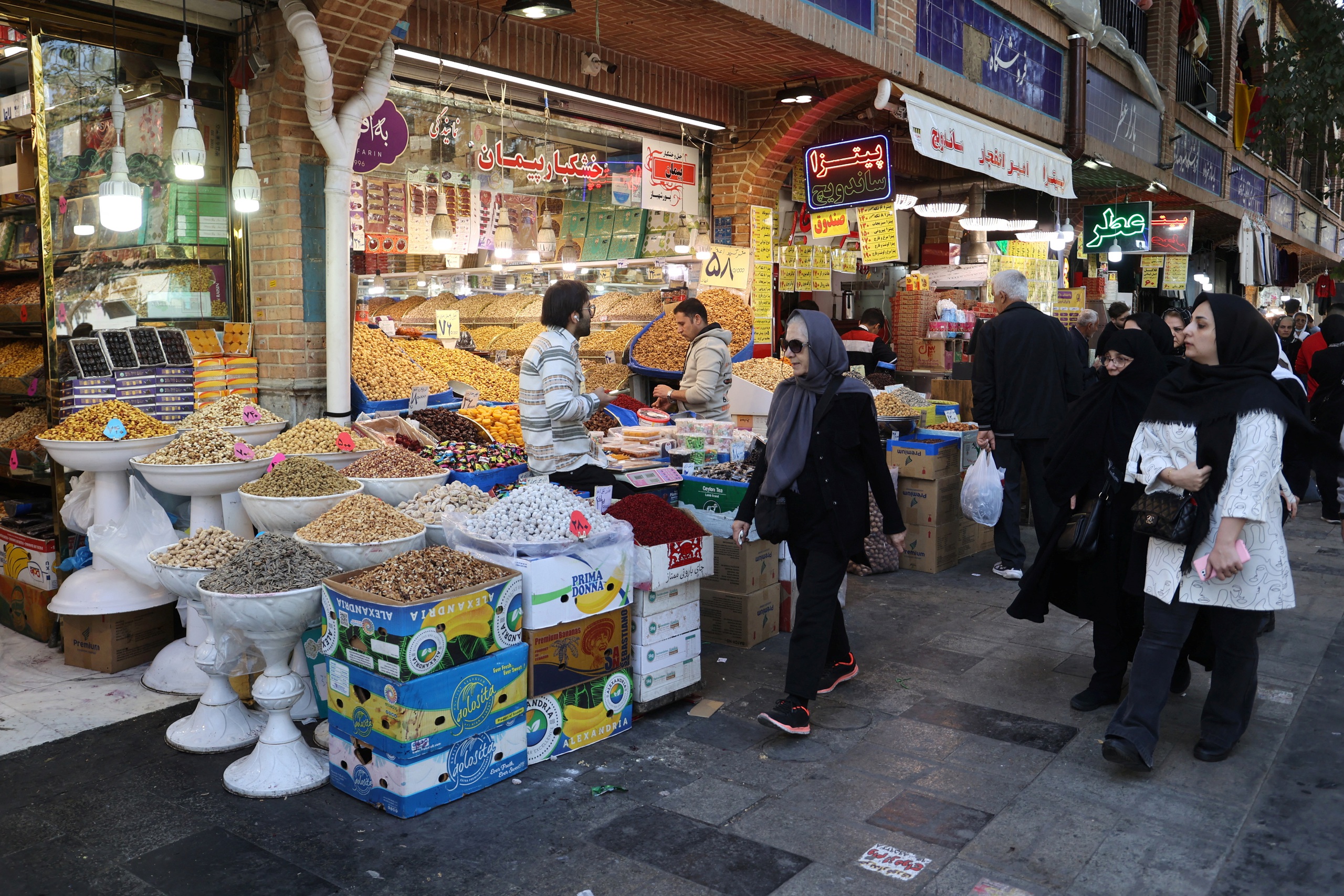 Người dân tại thủ đô Tehran - Iran sinh hoạt hầu như bình thường trong ngày 26-10, sau các cuộc tấn công của Israel Ảnh: REUTERS