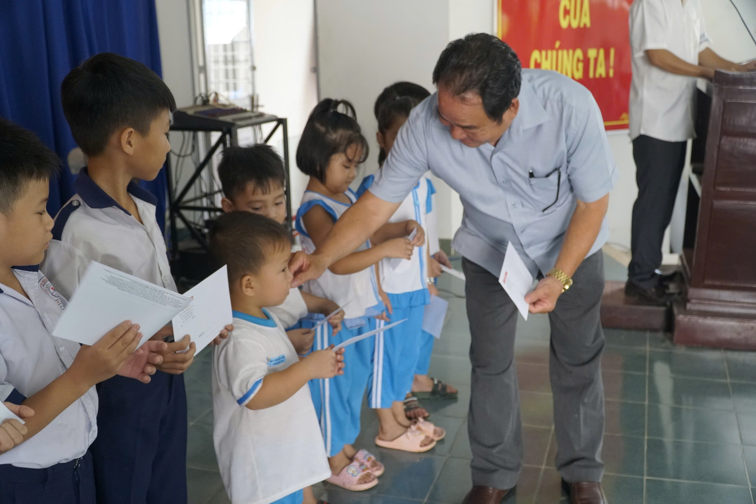 Chương trình “Tự hào cờ Tổ quốc” đến với vùng Đất thép anh hùng Giồng Trôm- Ảnh 8.