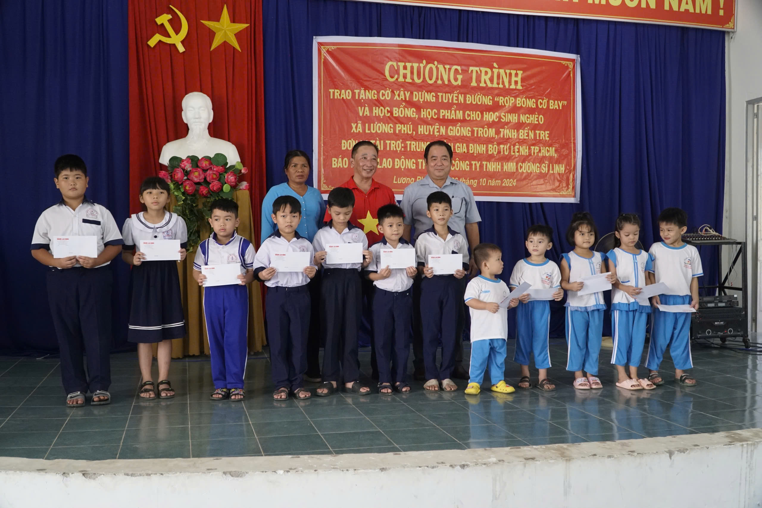 Chương trình “Tự hào cờ Tổ quốc” đến với vùng Đất thép anh hùng Giồng Trôm- Ảnh 9.