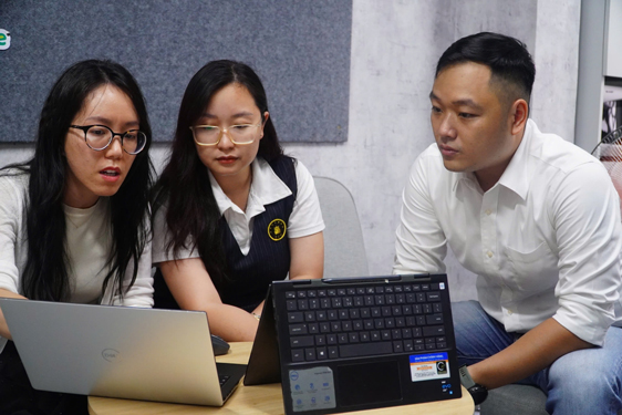 Câu chuyện không ngừng vươn lên của Võ Minh Quân (bìa phải) truyền cảm hứng cho nhiều bạn trẻ mạnh dạn khai phá giới hạn, bước khỏi vùng an toàn Ảnh: QUỐC THẮNG