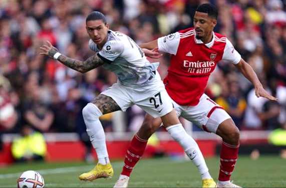 Arsenal vắng chốt chặn Saliba (phải) sẽ khó ngăn hàng công Liverpool bùng nổ Ảnh: REUTERS
