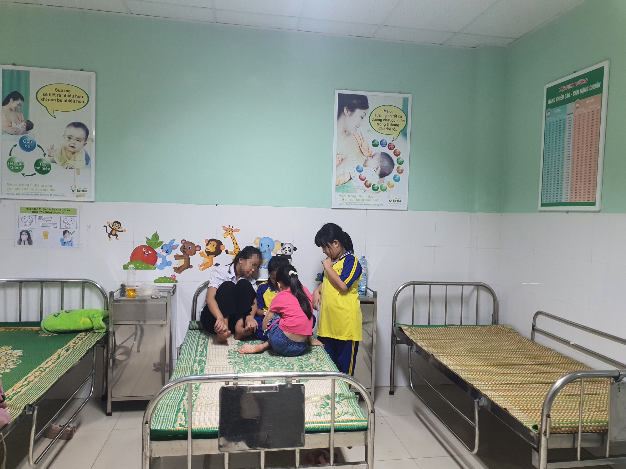 16 học sinh nhập viện sau khi d&ugrave;ng sữa chua do "hiệu ứng đ&aacute;m đ&ocirc;ng"?- Ảnh 2.