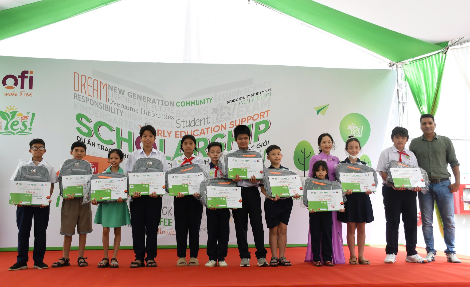 Trao 165 suất học bổng cho con người lao động c&oacute; ho&agrave;n cảnh kh&oacute; khăn- Ảnh 1.