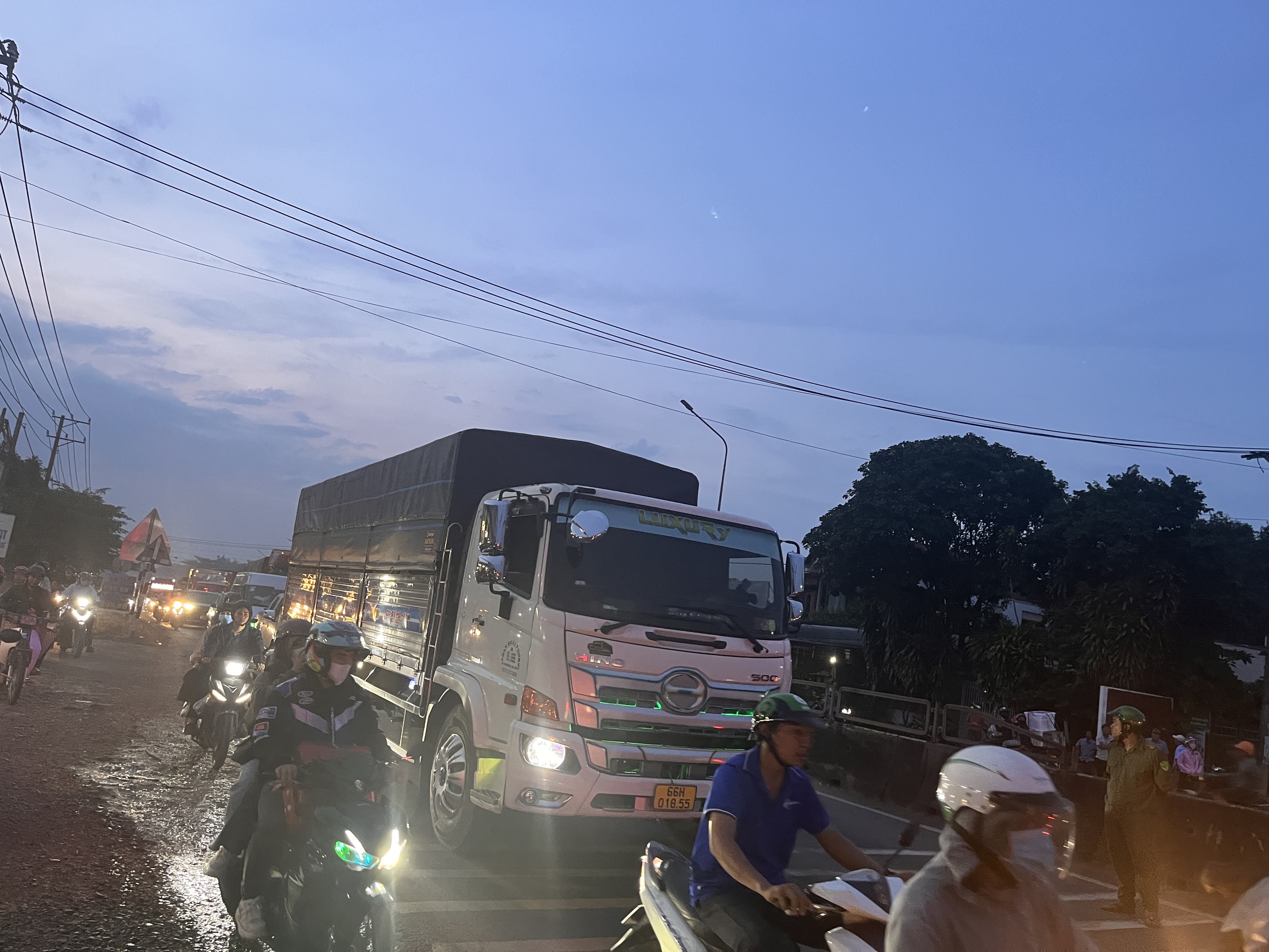 Va chạm xe tải trên Quốc lộ 1, người đi xe máy tử vong- Ảnh 3.