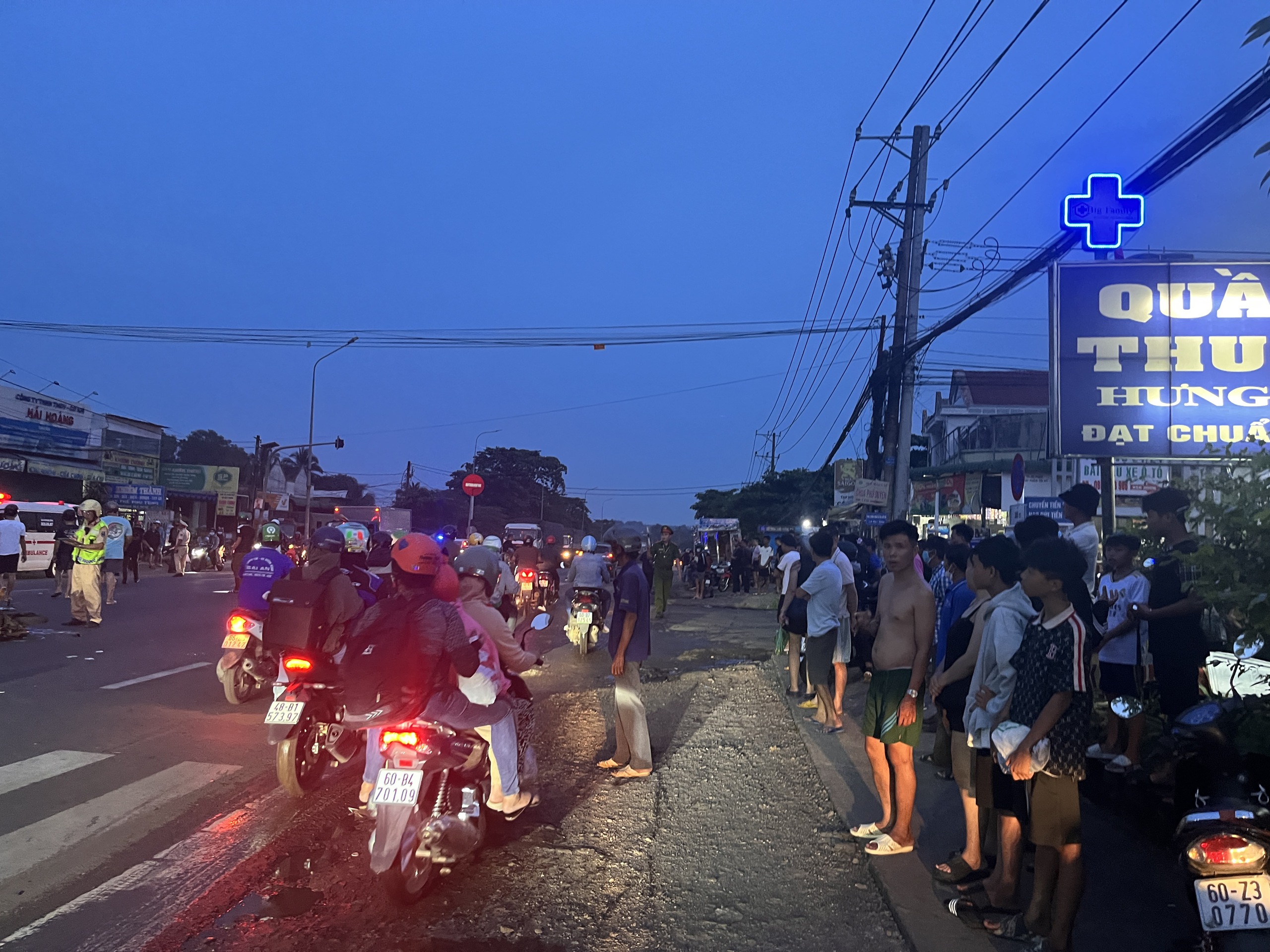 Va chạm xe tải trên Quốc lộ 1, người đi xe máy tử vong- Ảnh 2.