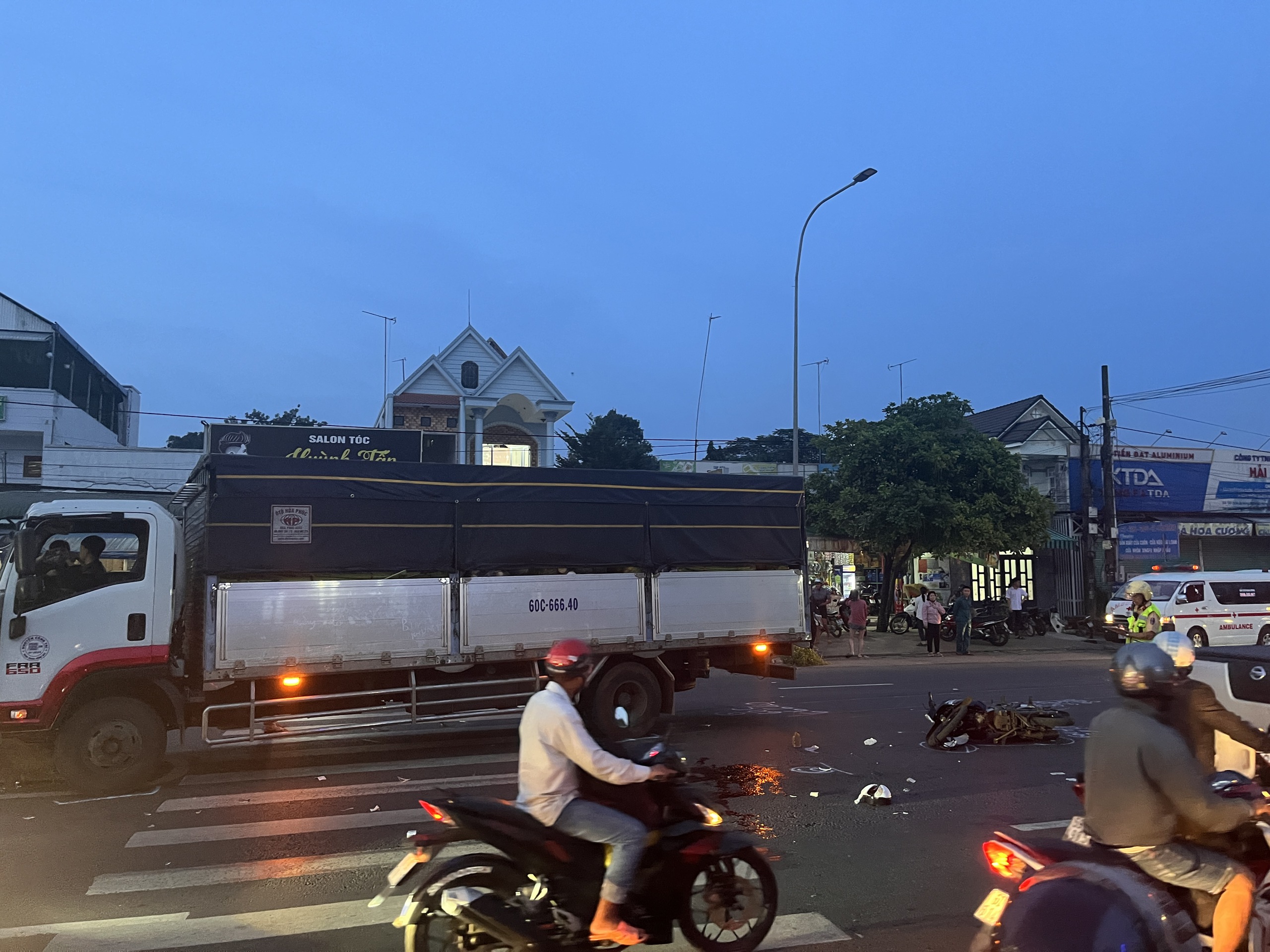 Va chạm xe tải trên Quốc lộ 1, người đi xe máy tử vong- Ảnh 1.