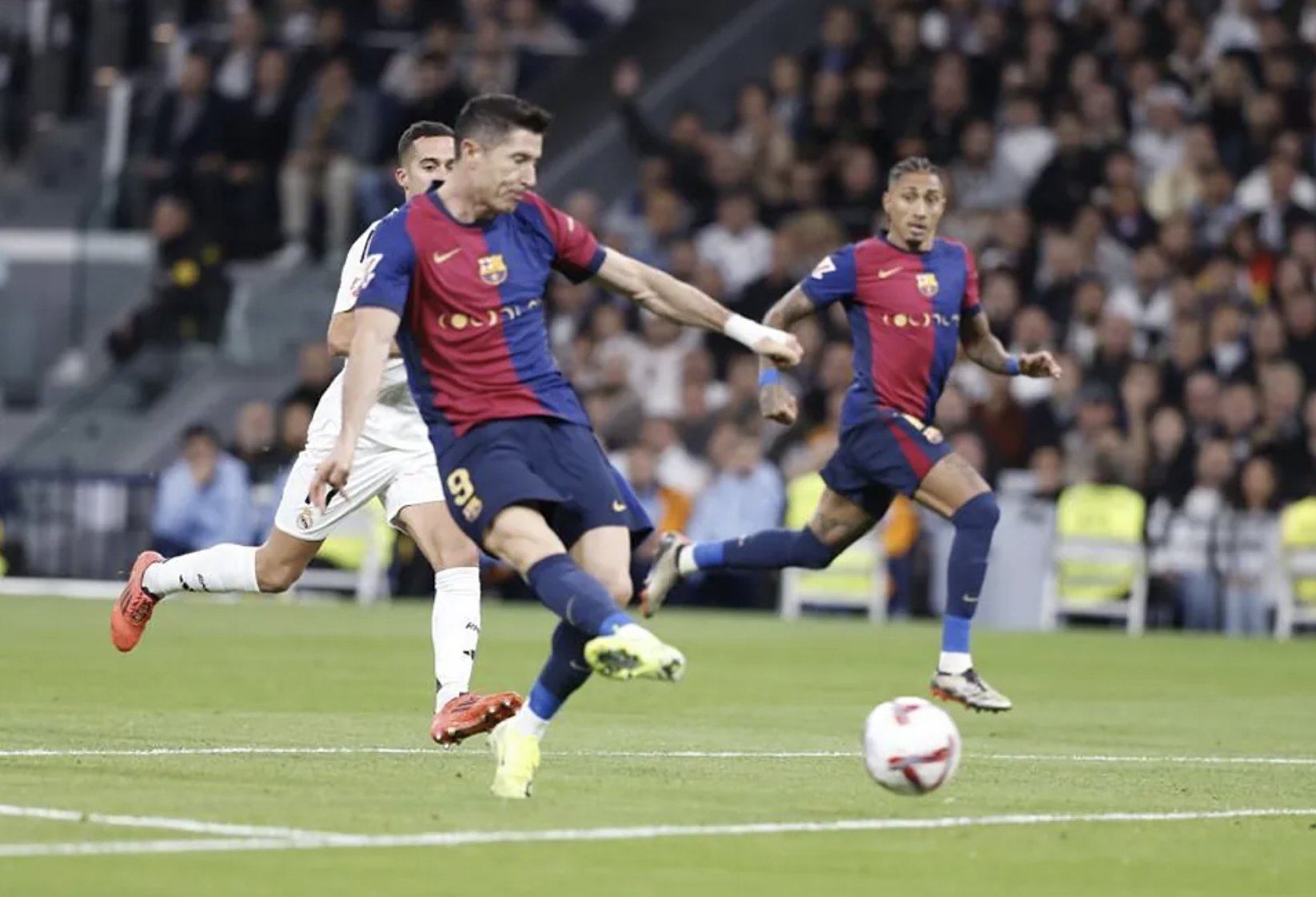 Lamine Yamal lập kỷ lục, Barcelona nghiền nát Real Madrid - Ảnh 4.