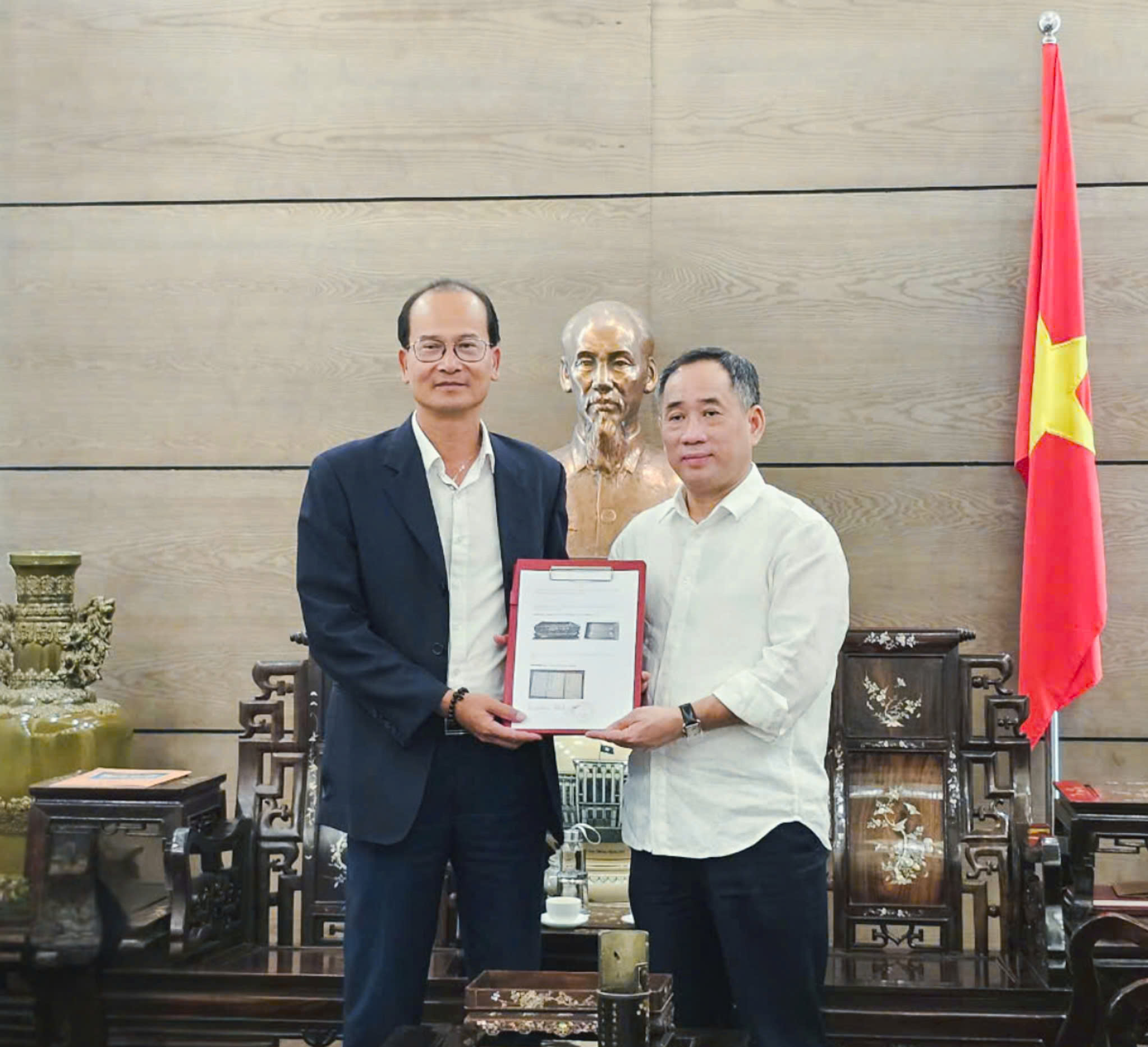 "Bật m&iacute;" những kỷ vật của vua H&agrave;m Nghi trao tặng cho Huế v&agrave; Quảng Trị- Ảnh 1.